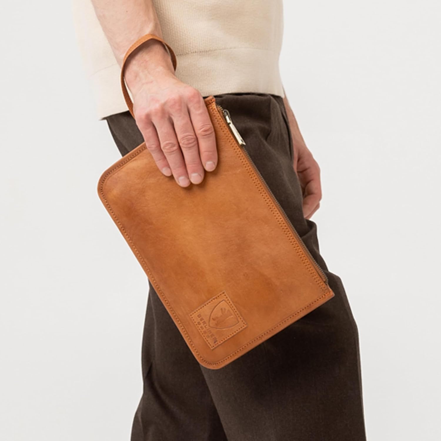 Detalle 2 de Berliner Bags Theo XL : pochette en cuir véritable pour documents et passeport (maron) avec fermeture éclair