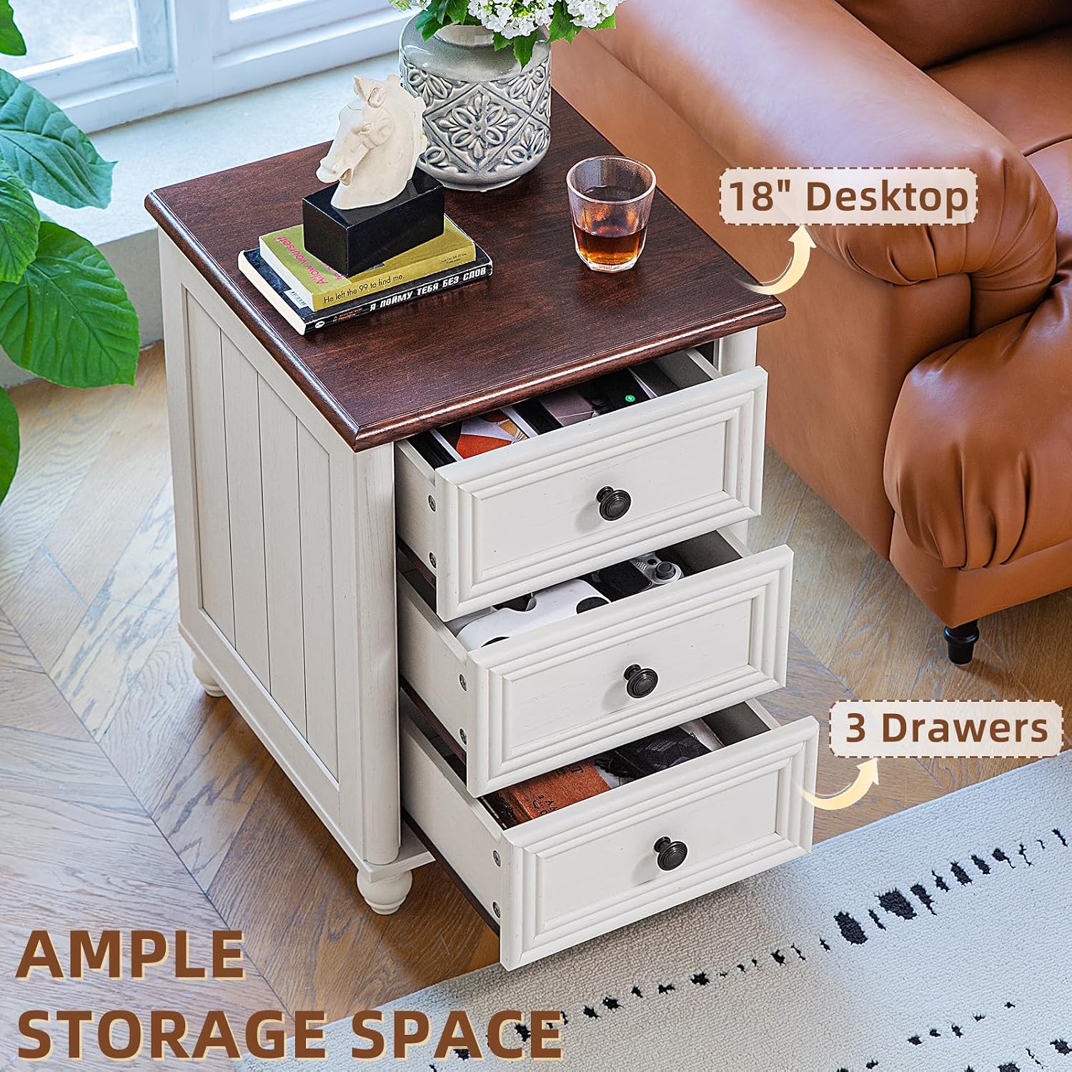 Detalle de RWYHG Nightstand with 3 Drawers