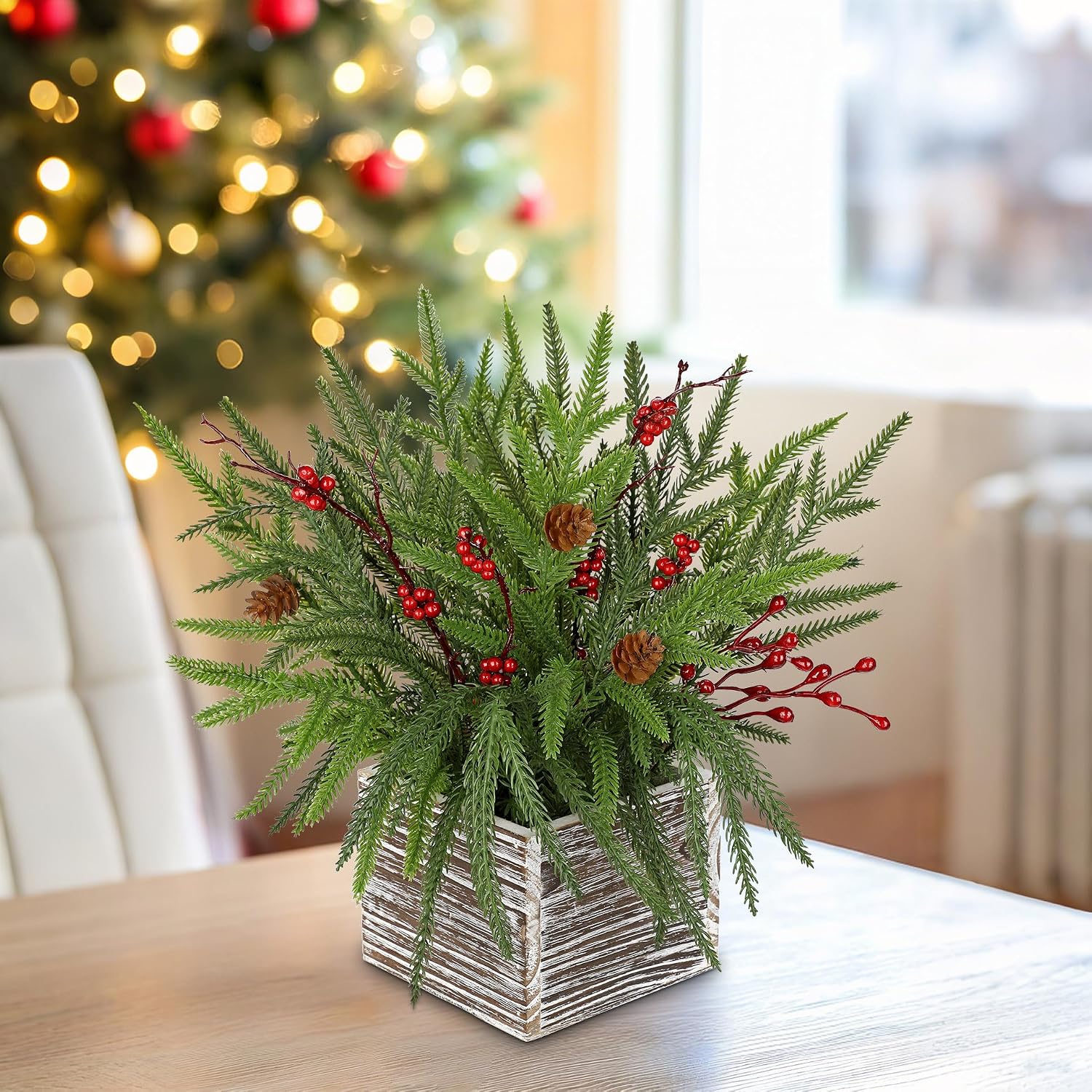 Detalle de Arborus künstliche Weihnachtspflanze im Topf – rustikale Tischdeko mit Tannenzapfen, Beeren & Holzschale