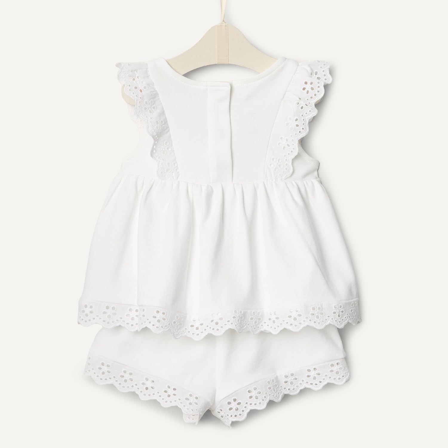 Thumbnail 4 de Amazon Essentials x Sofia Grainge Baby: Mädchen-Set aus Baumwoll-Top mit Lochstickerei & Shorts