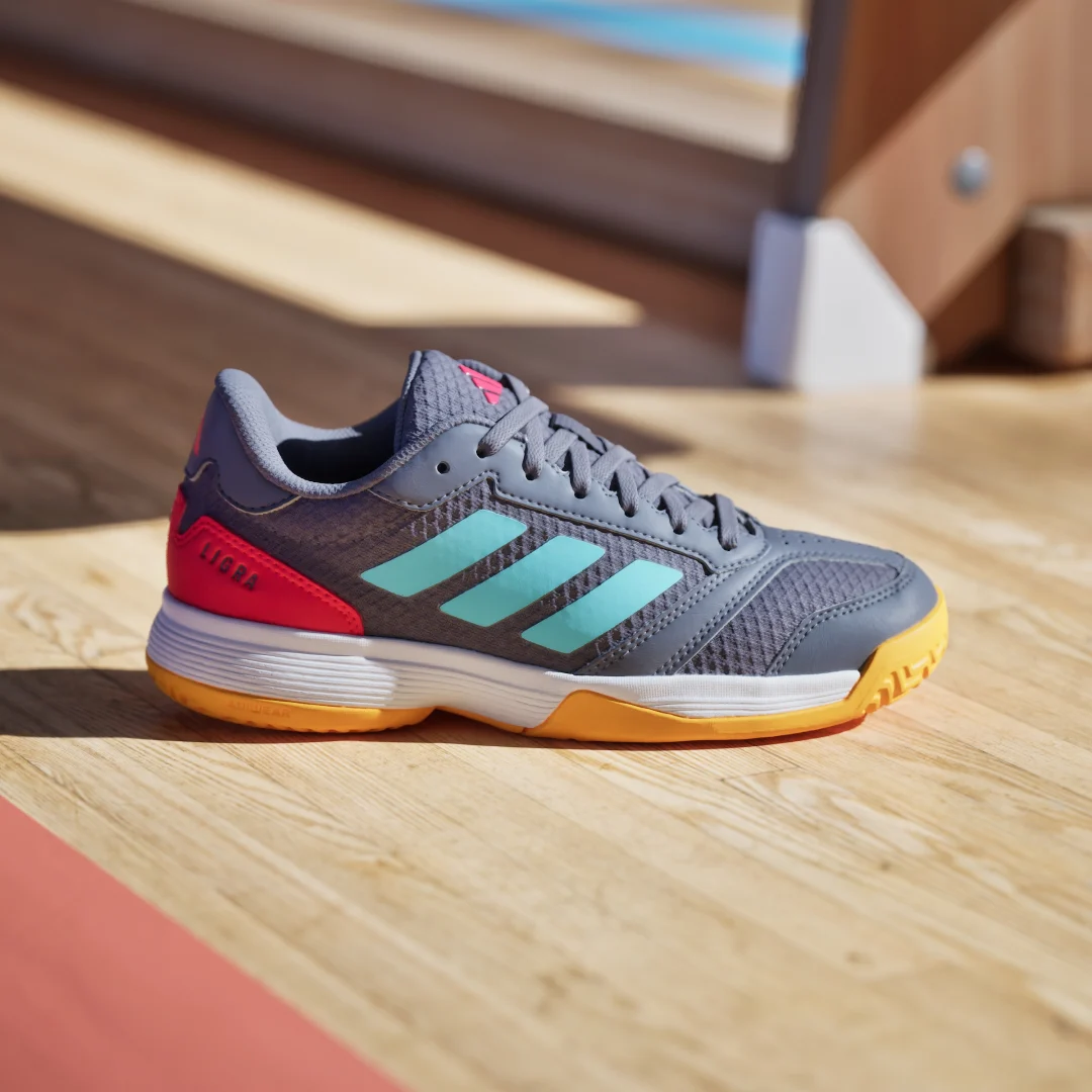 Detalle de Adidas Ligra 8 Indoor (Adolescentes) – Zapatilla gris para pistas cubiertas