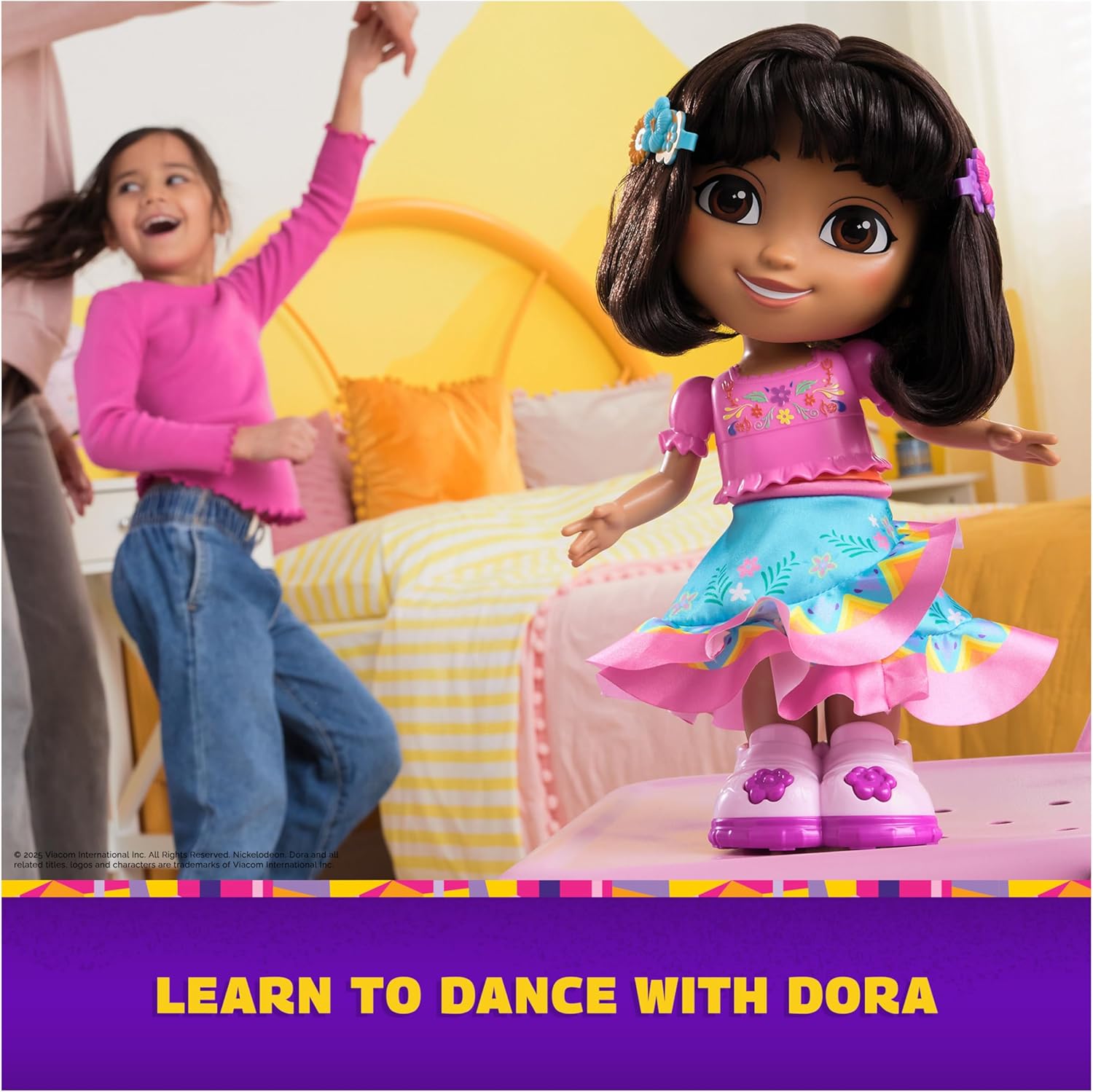 Detalle 1 de Dora, Dance with Me Dora interactive dancing doll with 2 skirts, music and bilingual phrases (ages 3+)