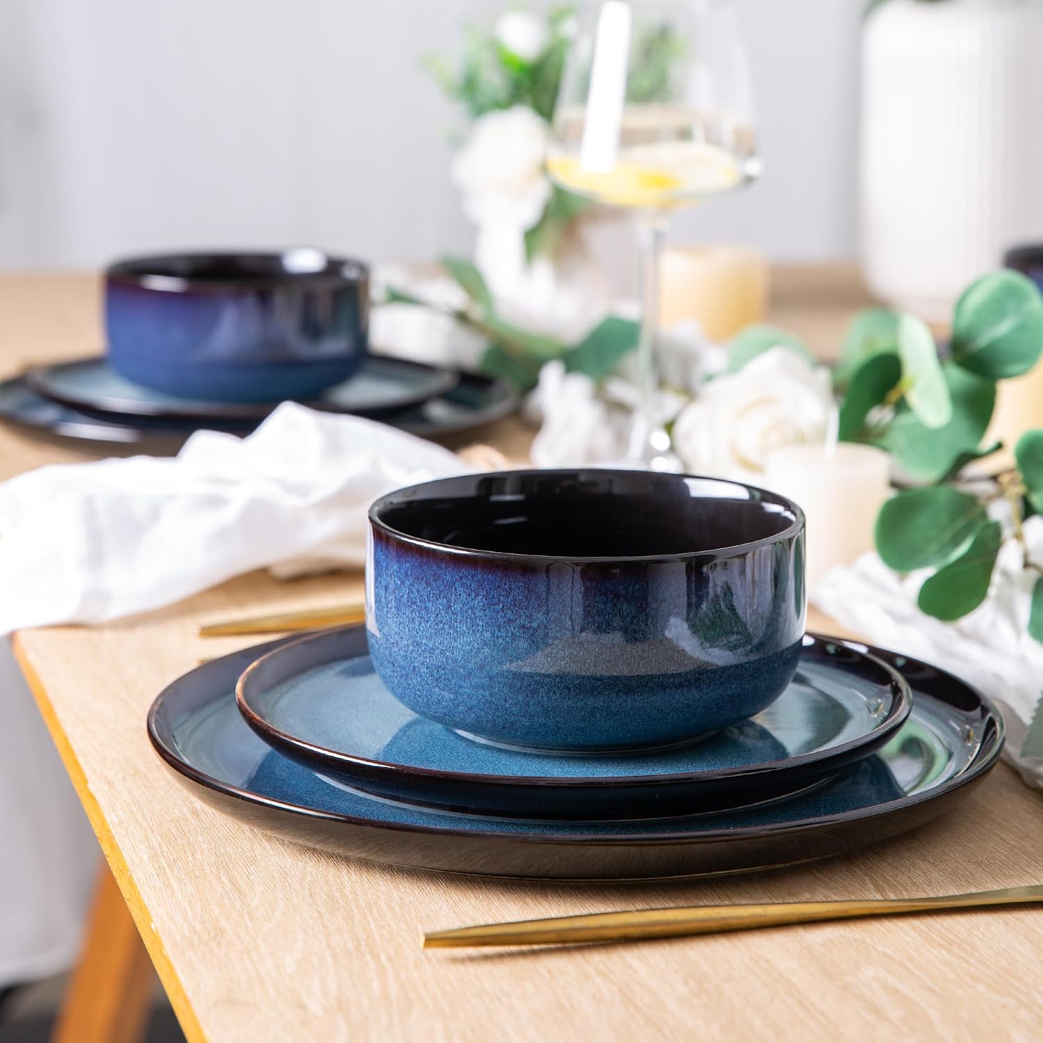 Detalle de LERATIO Ceramic Dinnerware Set for 8 — Stoneware, Reactive Glaze, 24-Piece Service for 8, Blue