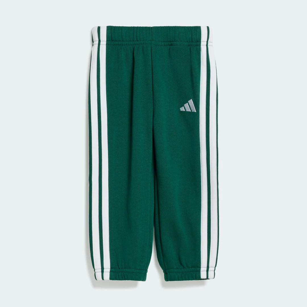 Detalle de Conjunto Essentials (Bebé) de Adidas: sudadera y pantalón en verde