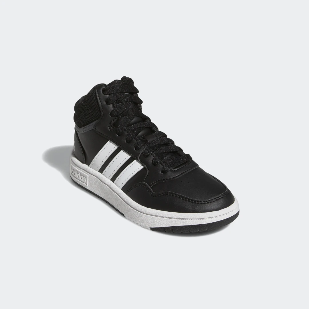 Detalle 2 de Adidas Hoops Mid en negro — estilo urbano y rendimiento básico