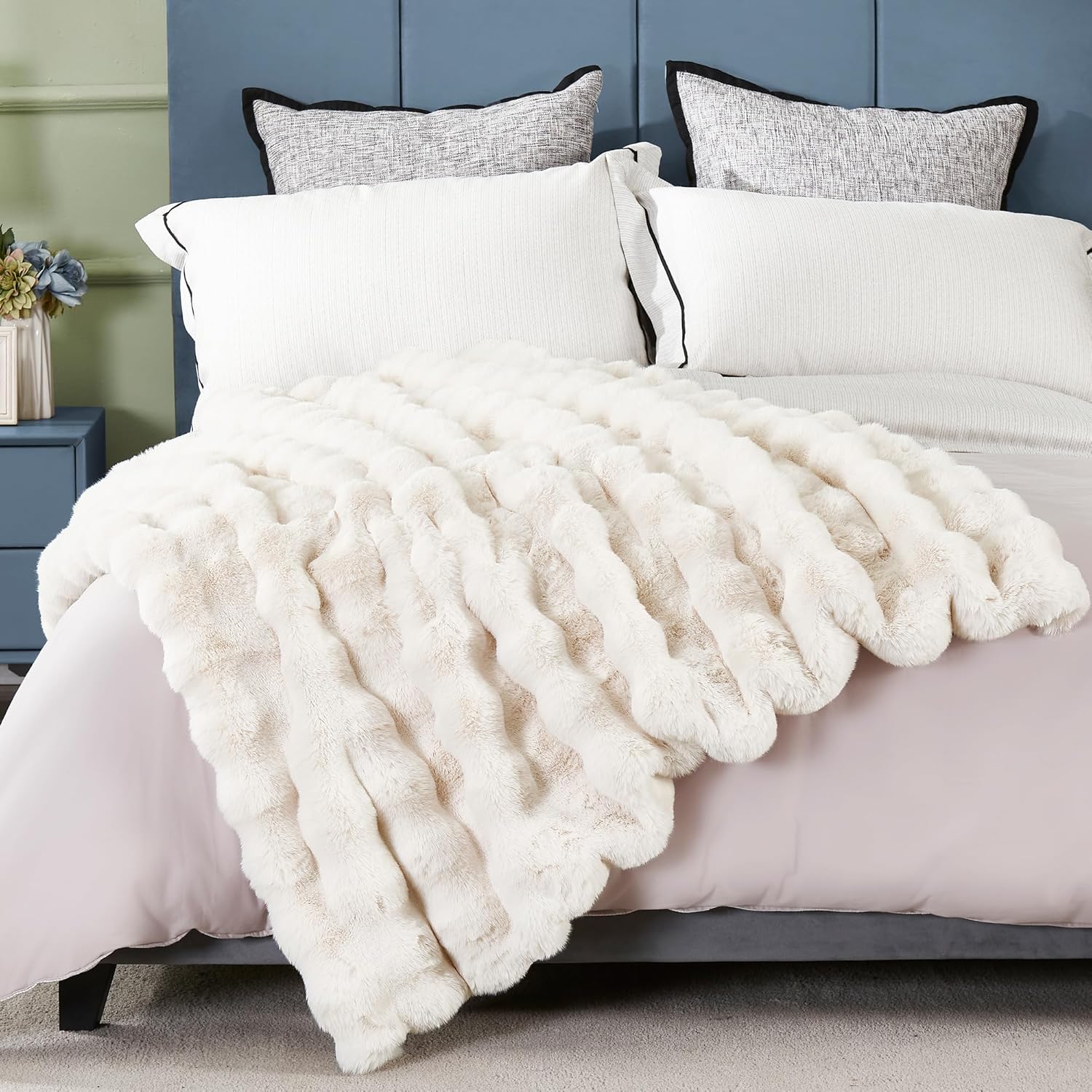 Thumbnail 5 de JONIYEAR Soft Fuzzy Bubble Faux Rabbit Fur Blanket 50"