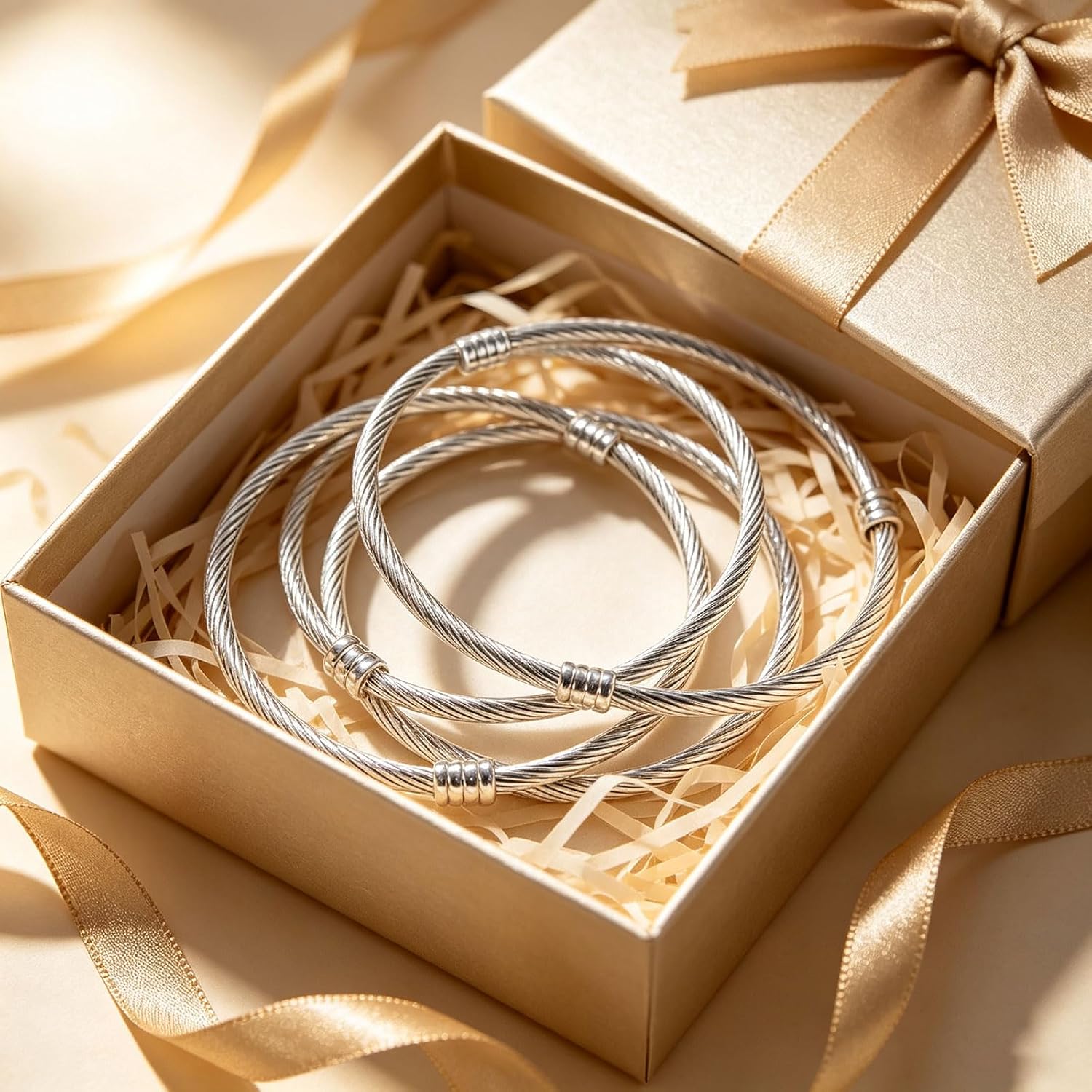 Detalle 2 de Twisted Cable Charm Bracelets, 16-Piece Set