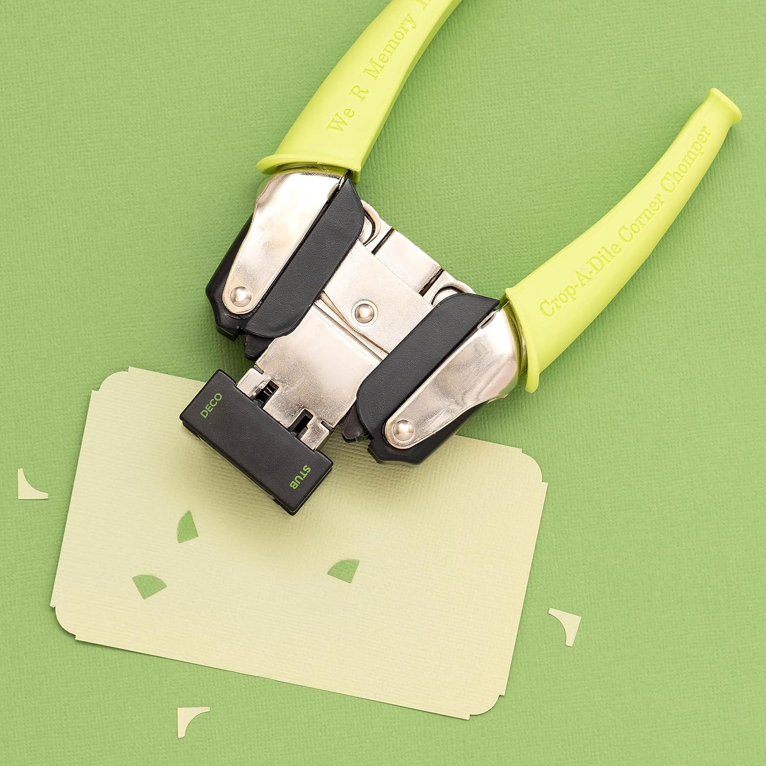 Detalle de We R Memory Keepers Retro Corner Chomper, zielony ręczny dziurkacz narożnikowy