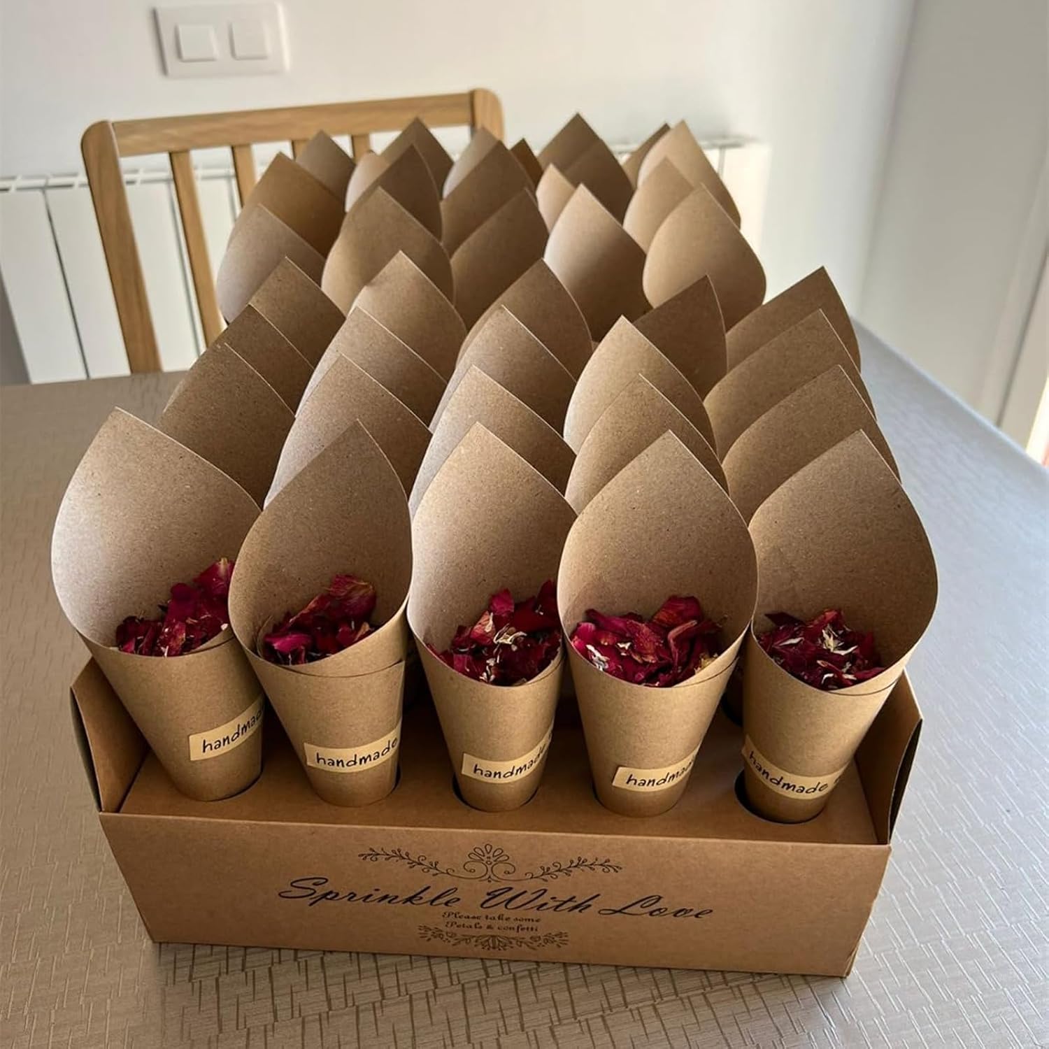 Detalle 2 de FINEVERNEK – Lot de 60 cônes confettis pour mariage avec porte-confetti et accessoires