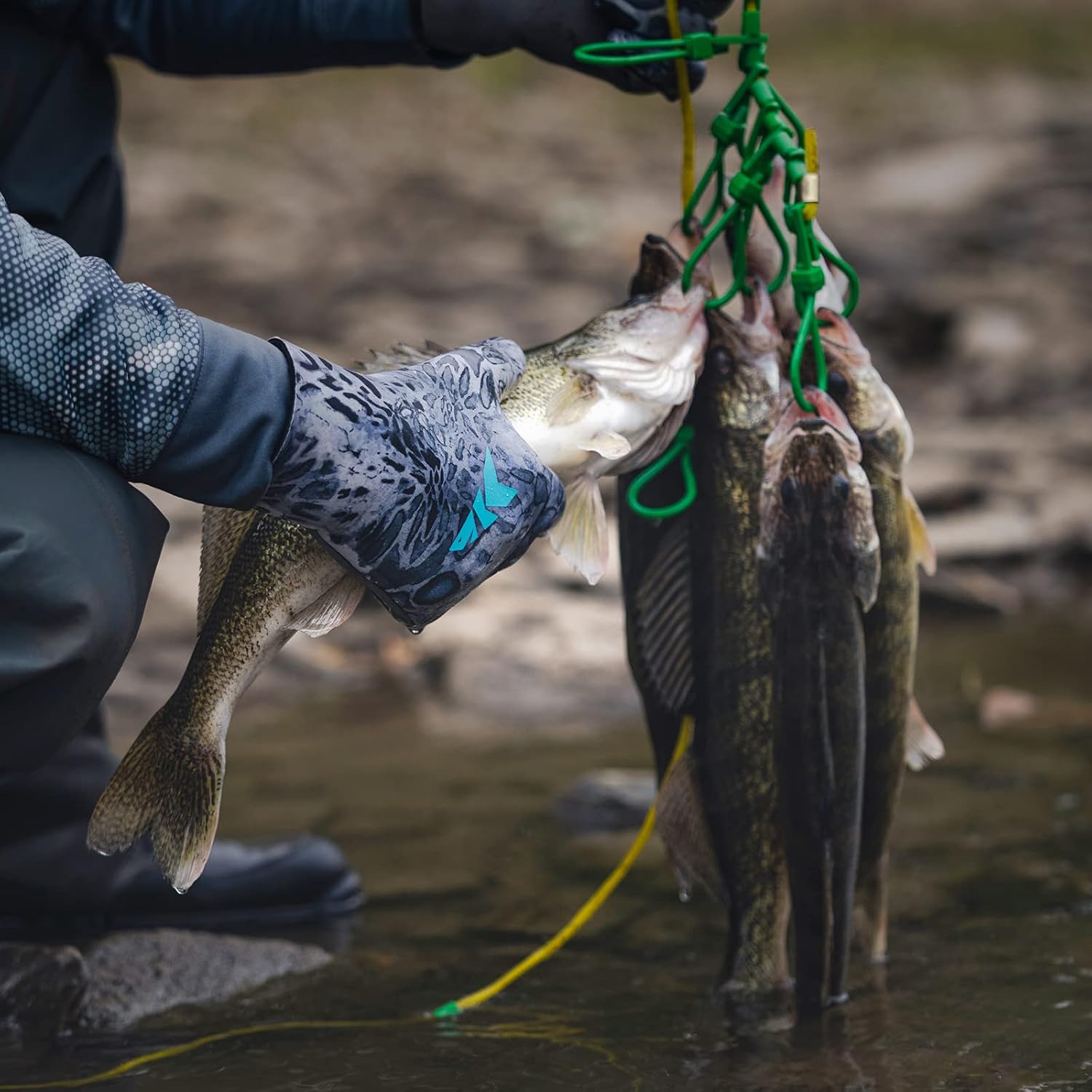 Detalle 2 de KastKing IceRiver Fishing Gloves, Waterproof Neoprene, Fleece-Lined, Embossed Grip