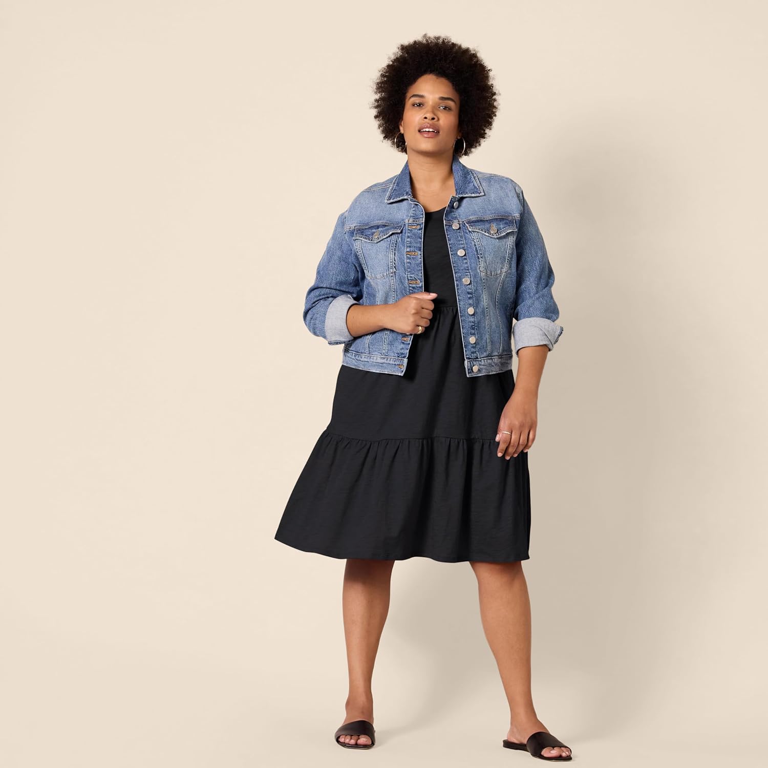 Thumbnail 6 de Amazon Essentials Damen Kurzärmliges, gestuftes Kleid mit Rundhalsausschnitt – Alltagskomfort aus 100% Baumwolle