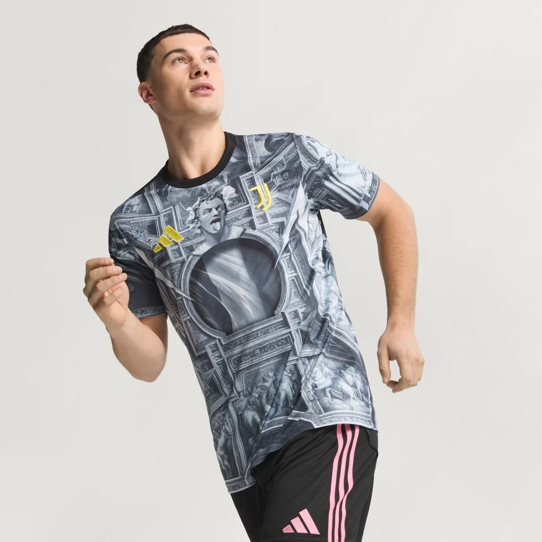 Detalle de Camiseta de calentamiento Juventus 25/26 de Adidas