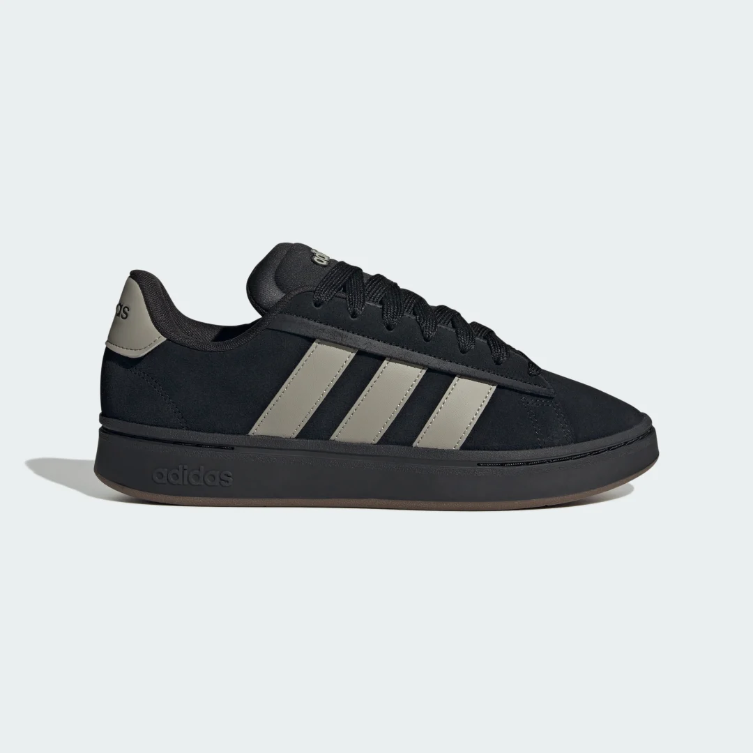 Detalle de Adidas Grand Court Alpha: zapatilla en negro para uso diario y urbano