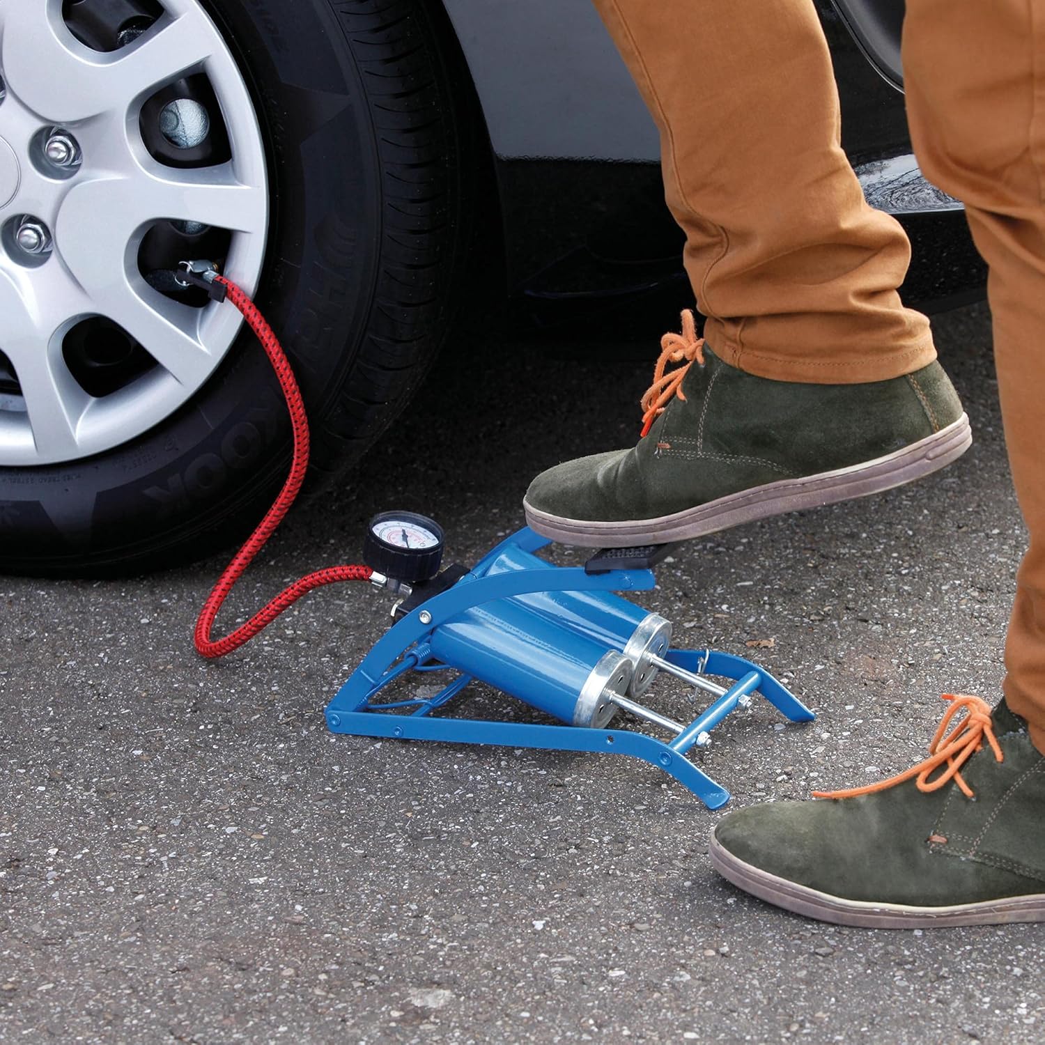 Detalle de cartrend Einzylinder Fußluftpumpe – kompakt, präzise und unabhängig betrieben