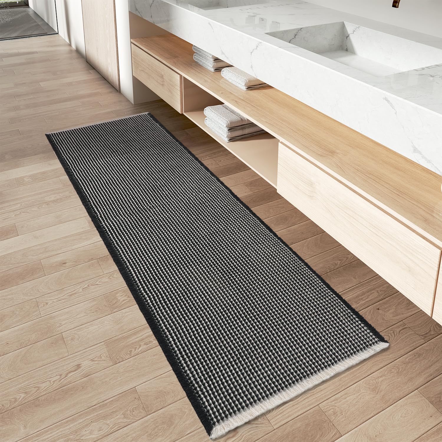 Imagen de AMOAMI Upgraded Waffle Runner Rug: Ultra-Absorbent, Non-Slip Bath Mat (2' x 4', Black & Cream) en OfertitasTOP