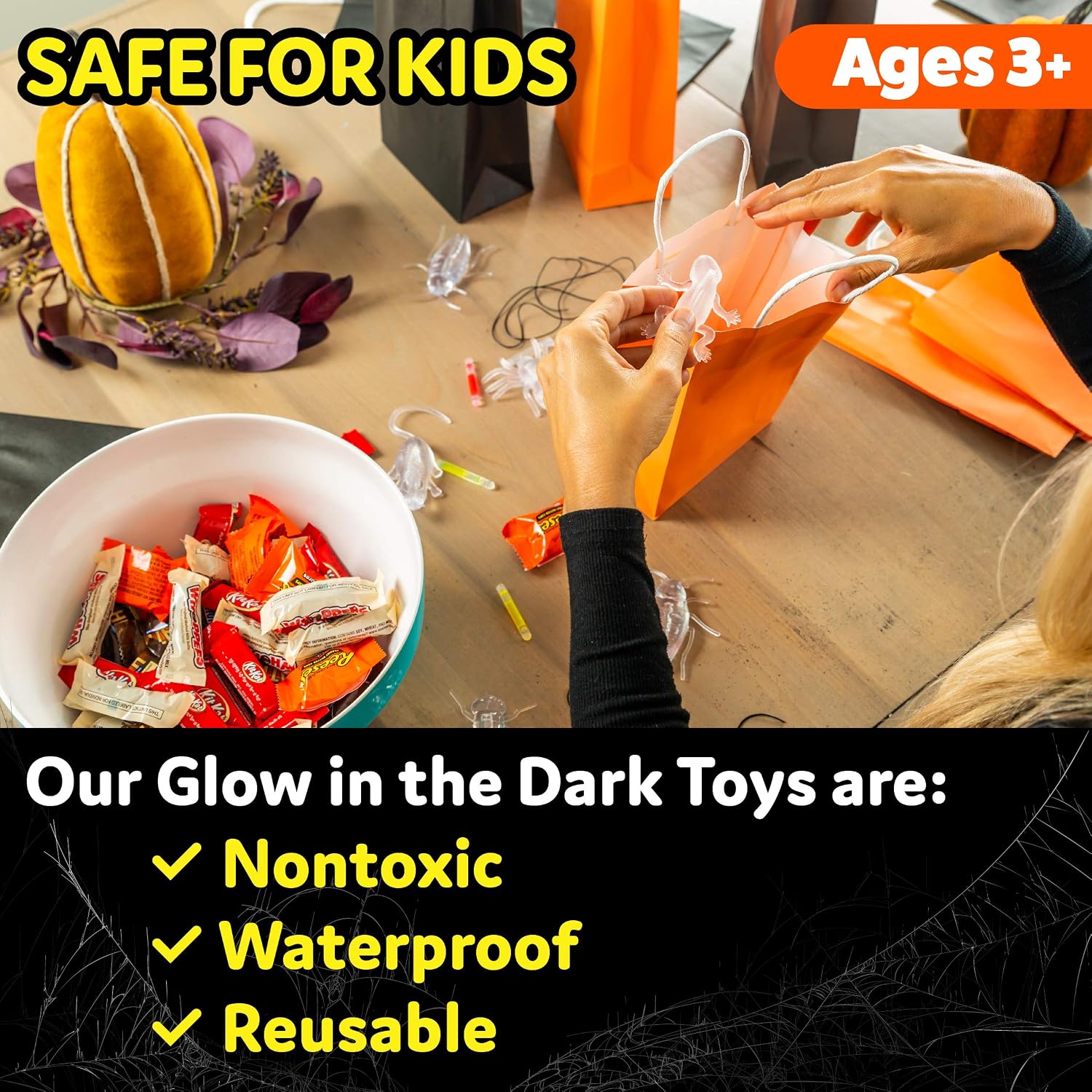 Detalle 1 de Glow Critters Glow-in-the-Dark Bug Toys, 30 Count