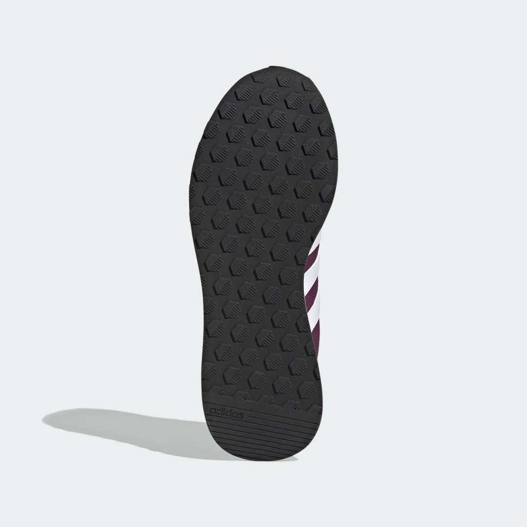 Detalle de Zapatilla Run 60s 2.0 de Adidas: estilo y comodidad en Burgundy