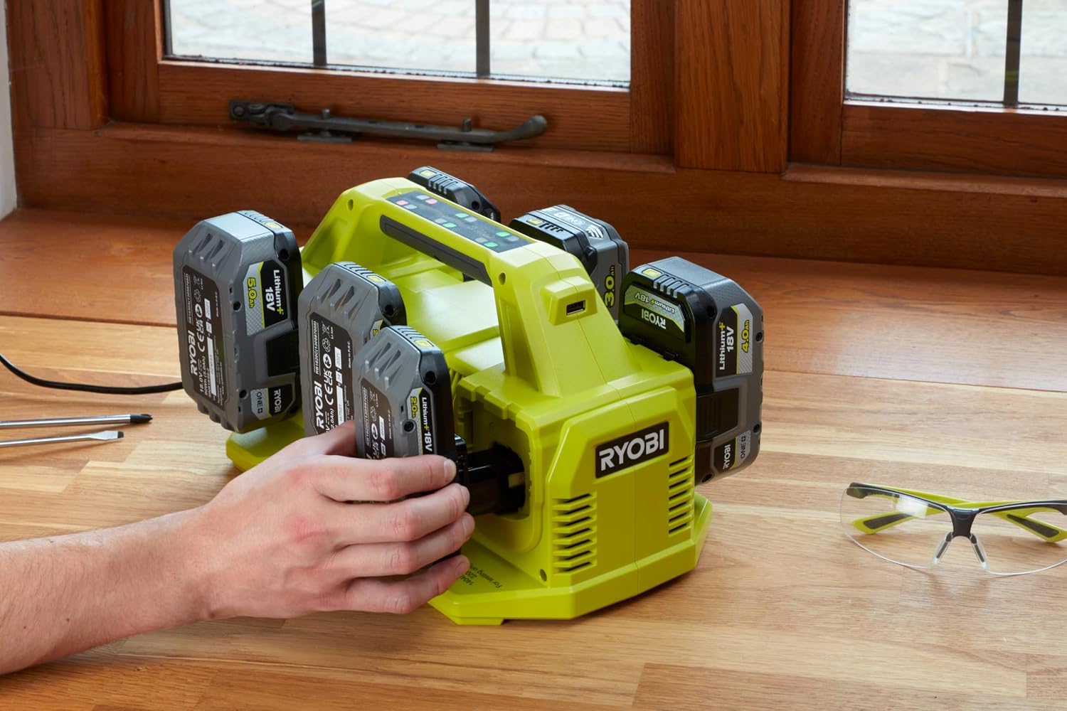Detalle 2 de RYOBI RC18640 caricabatterie OnePlus 6 porte