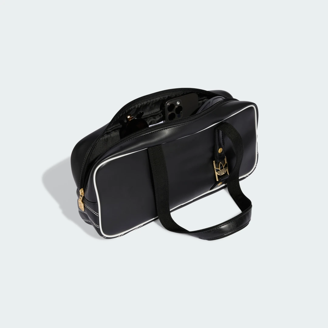 Detalle de Bolso AIRLINER ELONGATED de Adidas – estilo urbano y versátil en negro