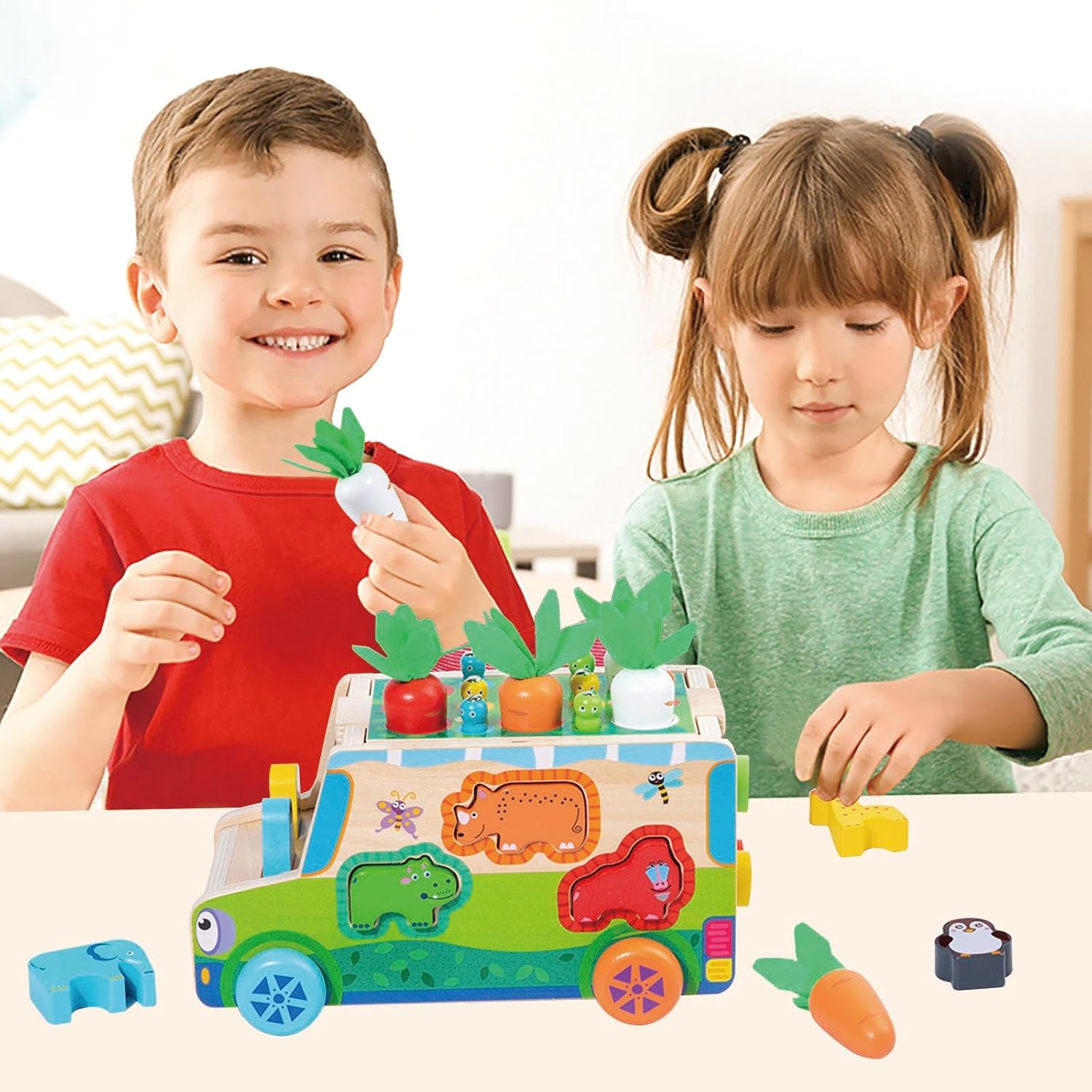 Detalle de KUKUTrue 001 Montessori-houten speelgoedset met auto, dieren en radijsjes