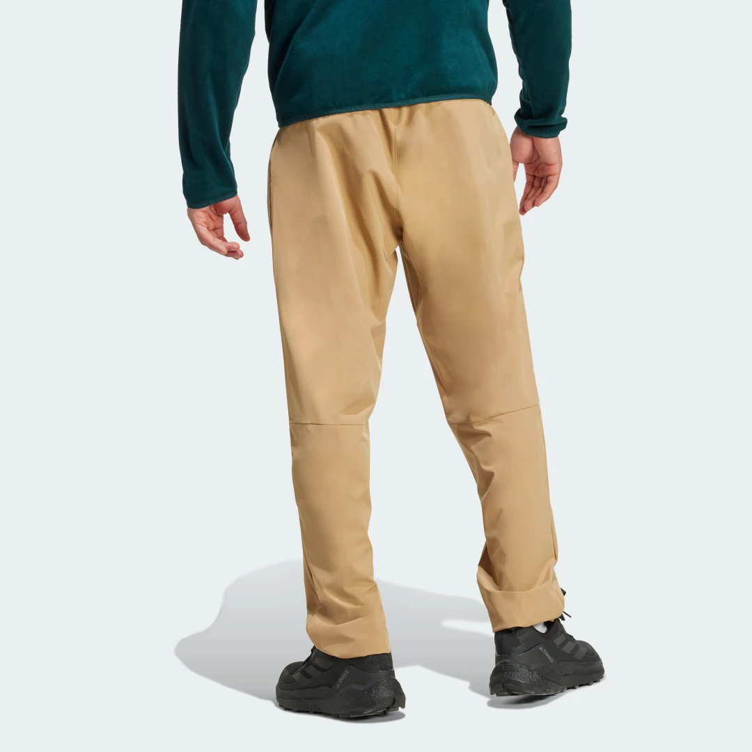 Detalle 2 de Pantalón elástico Multi Essentials de Adidas – color Marrón