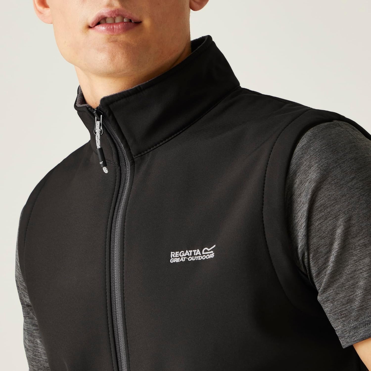 Detalle 1 de Regatta Bradwell III – męska kamizelka softshell z DWR i kieszeniami na zamek