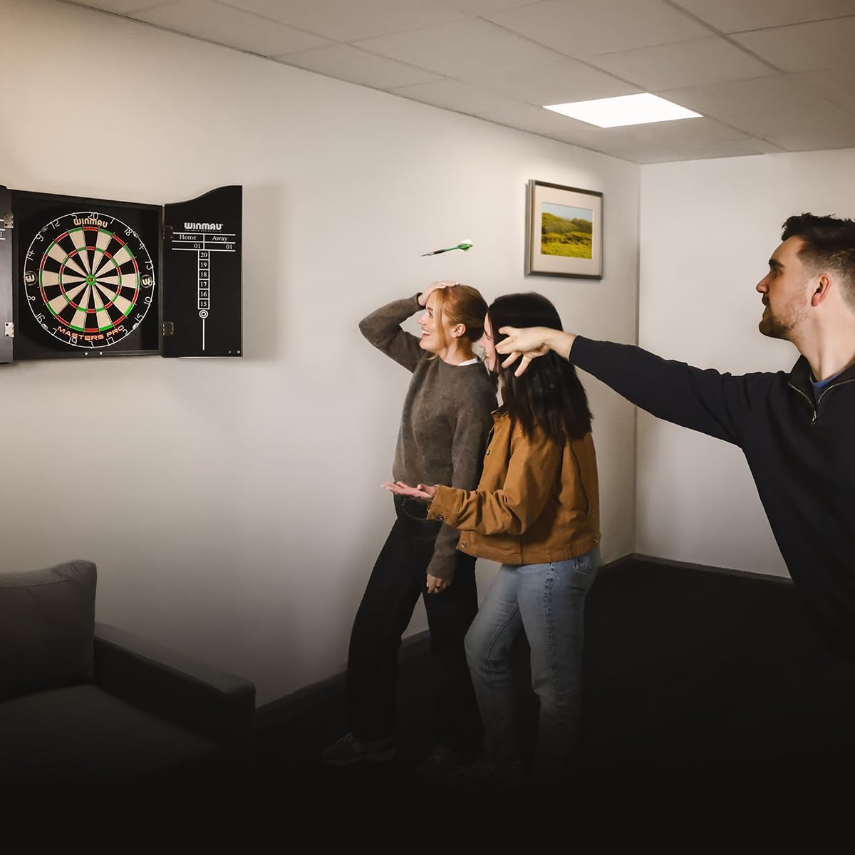 Detalle 2 de WINMAU Skull Deluxe Dartboard Cabinet Set – Veneer-Effect Wood, Magnetic Closure