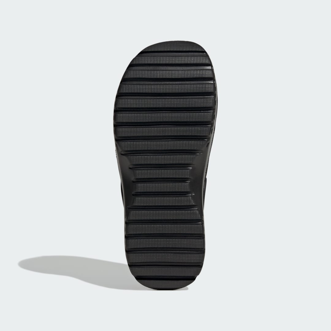 Detalle de Zueco plataforma Adilette de Adidas en negro