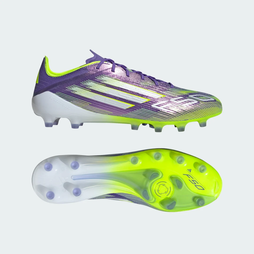 Detalle de Adidas F50 Elite para césped artificial: bota violeta de fútbol