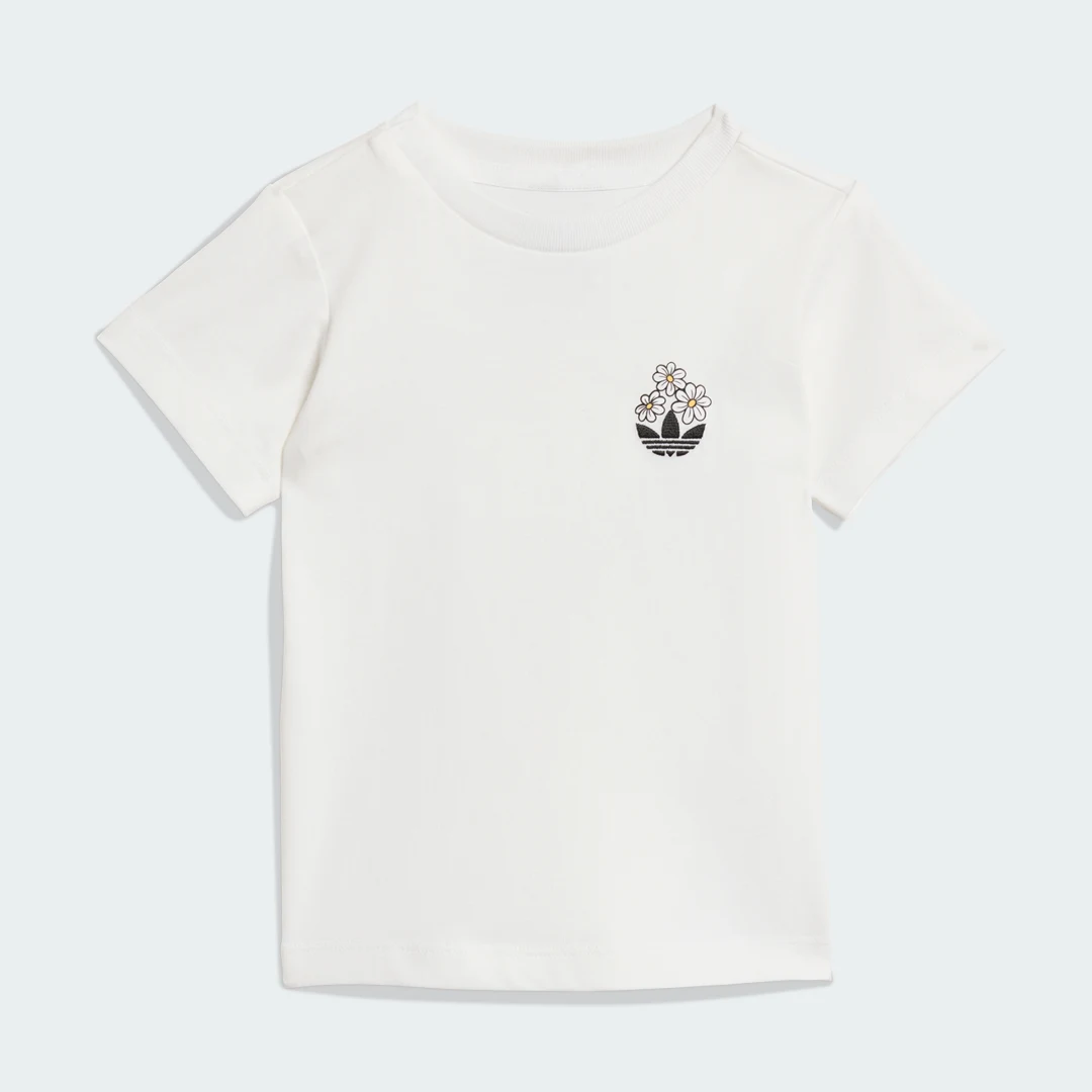 Detalle de Conjunto Adidas Disney: camiseta y pantalón corto blanco