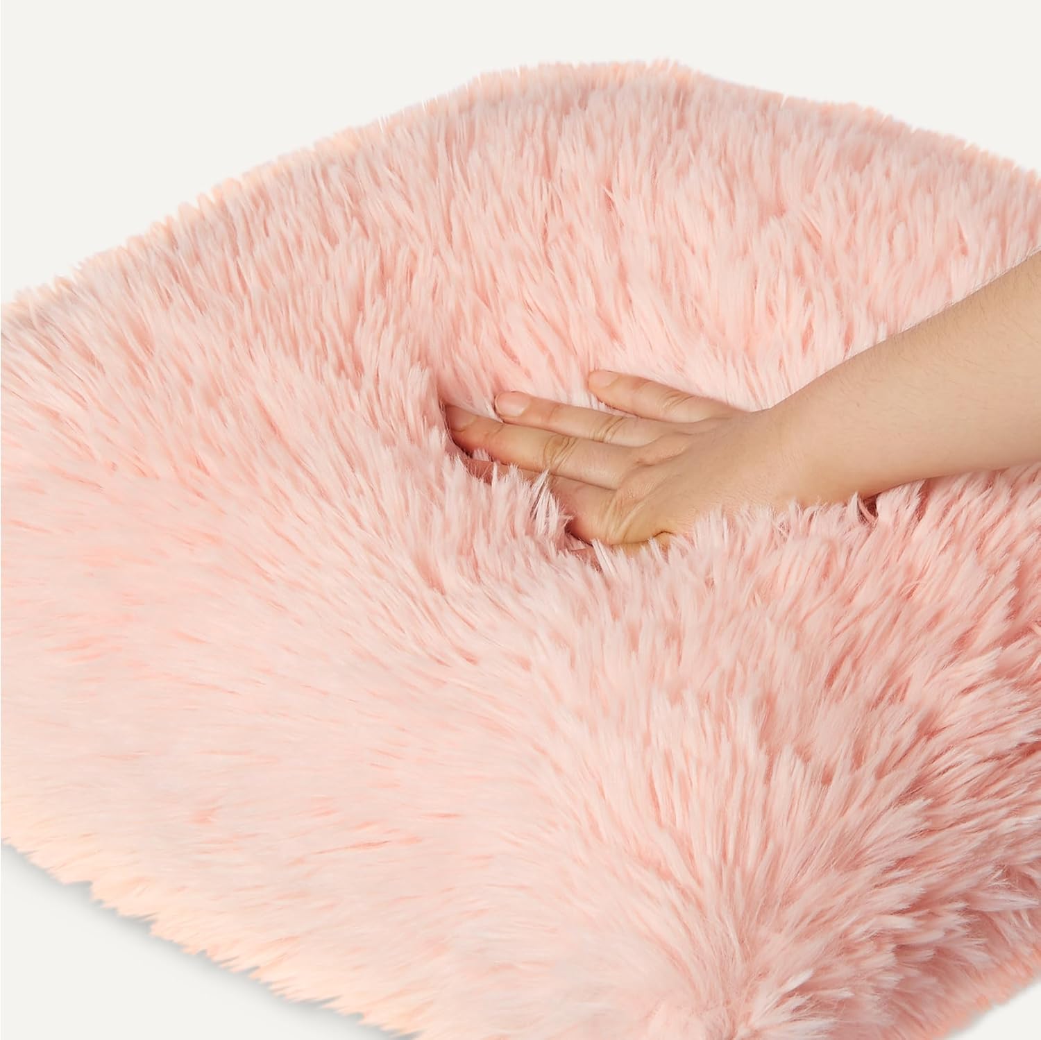 Thumbnail 3 de Amazon Basics Peluche Coussin Carré Rose – Oreiller Géométrique pour Lit et Canapé