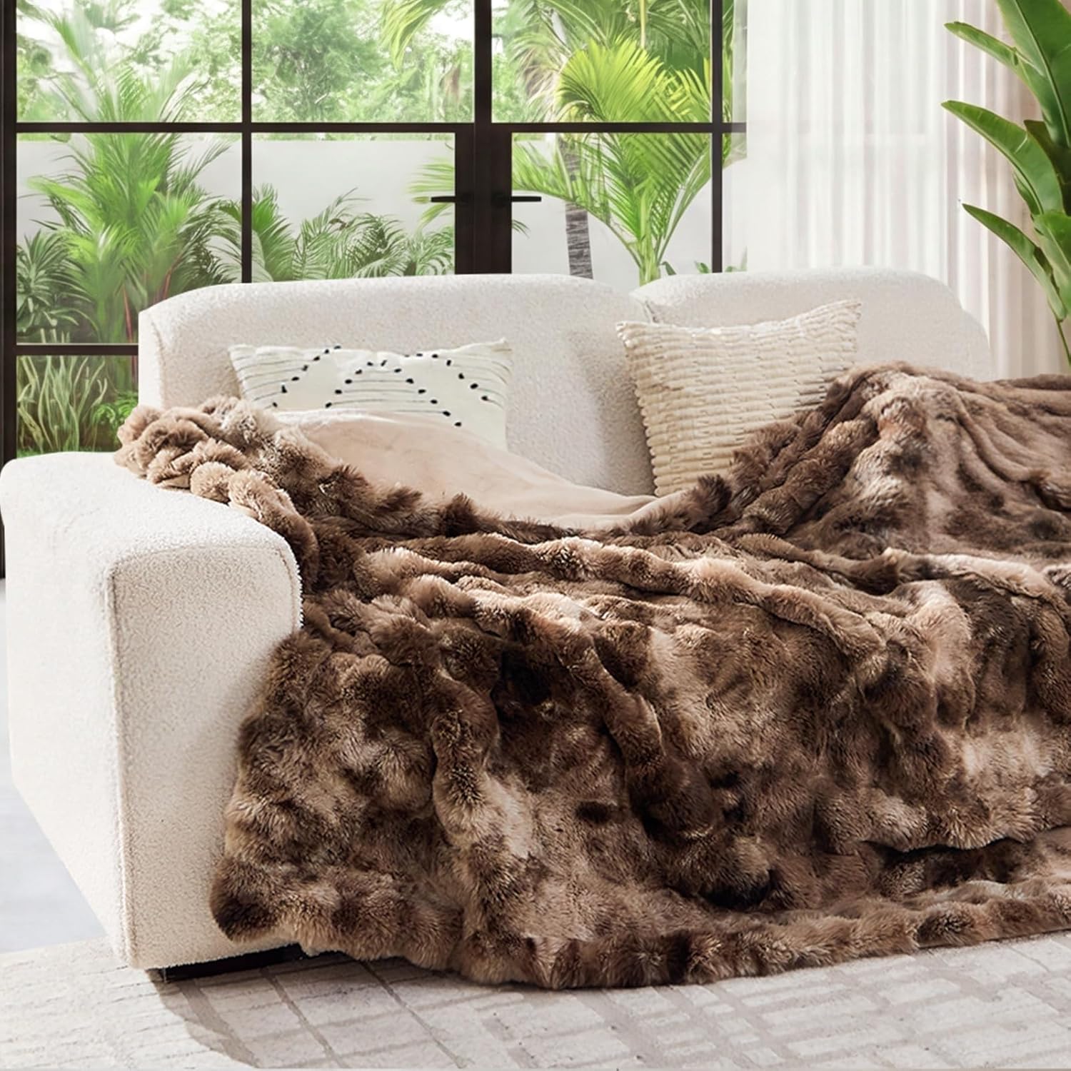 Detalle 2 de Lotus Karen Faux Fur Throw Blanket with Soft Bubble Texture