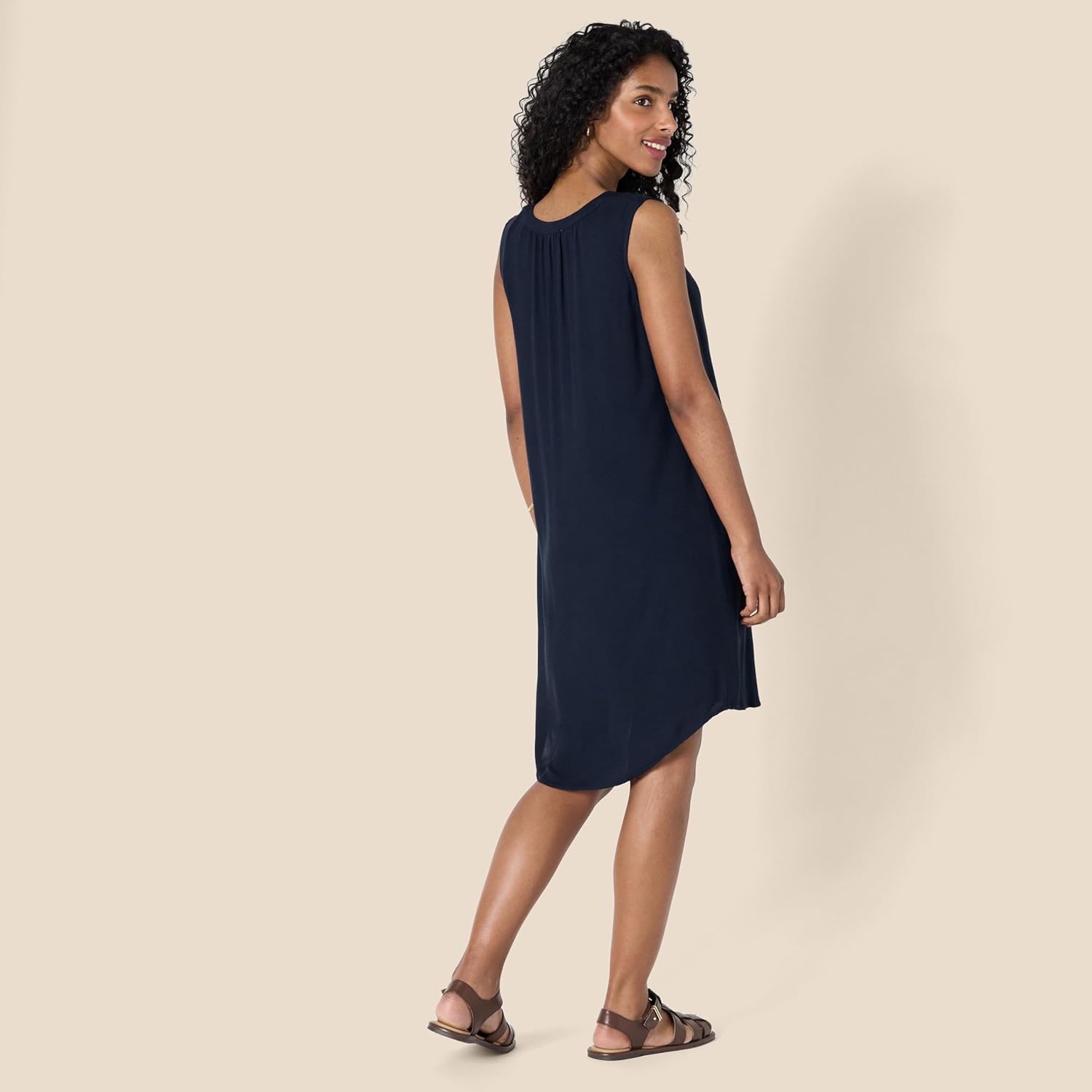 Thumbnail 2 de Amazon Essentials women’s sleeveless casual shift beach dress in viscose twill