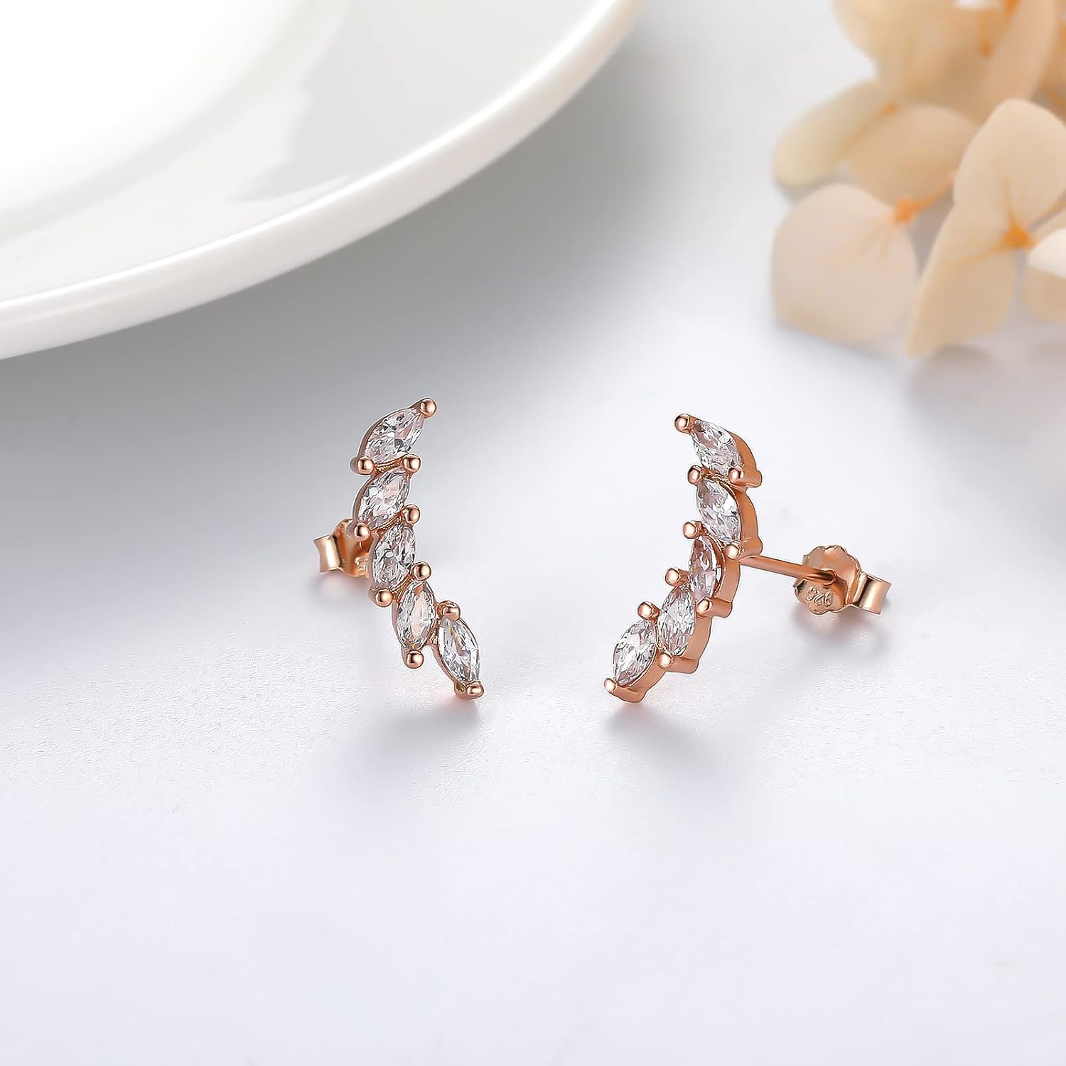 Detalle 2 de EPIRORA 5 CZ Silver Climber Earrings for Women – Curved Leaf Cluster
