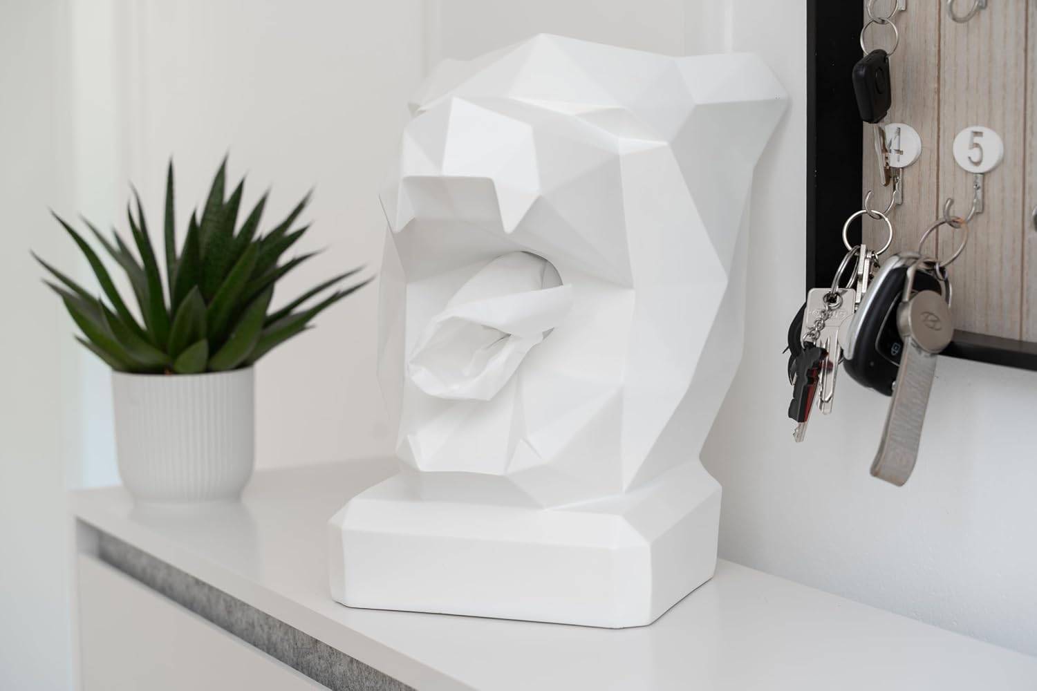 Detalle de NEUSTEIN Panther Taschentuchbox – Taschentuchspender mit Pantherkopf-Design in Weiß (21 x 23 x 30 cm)