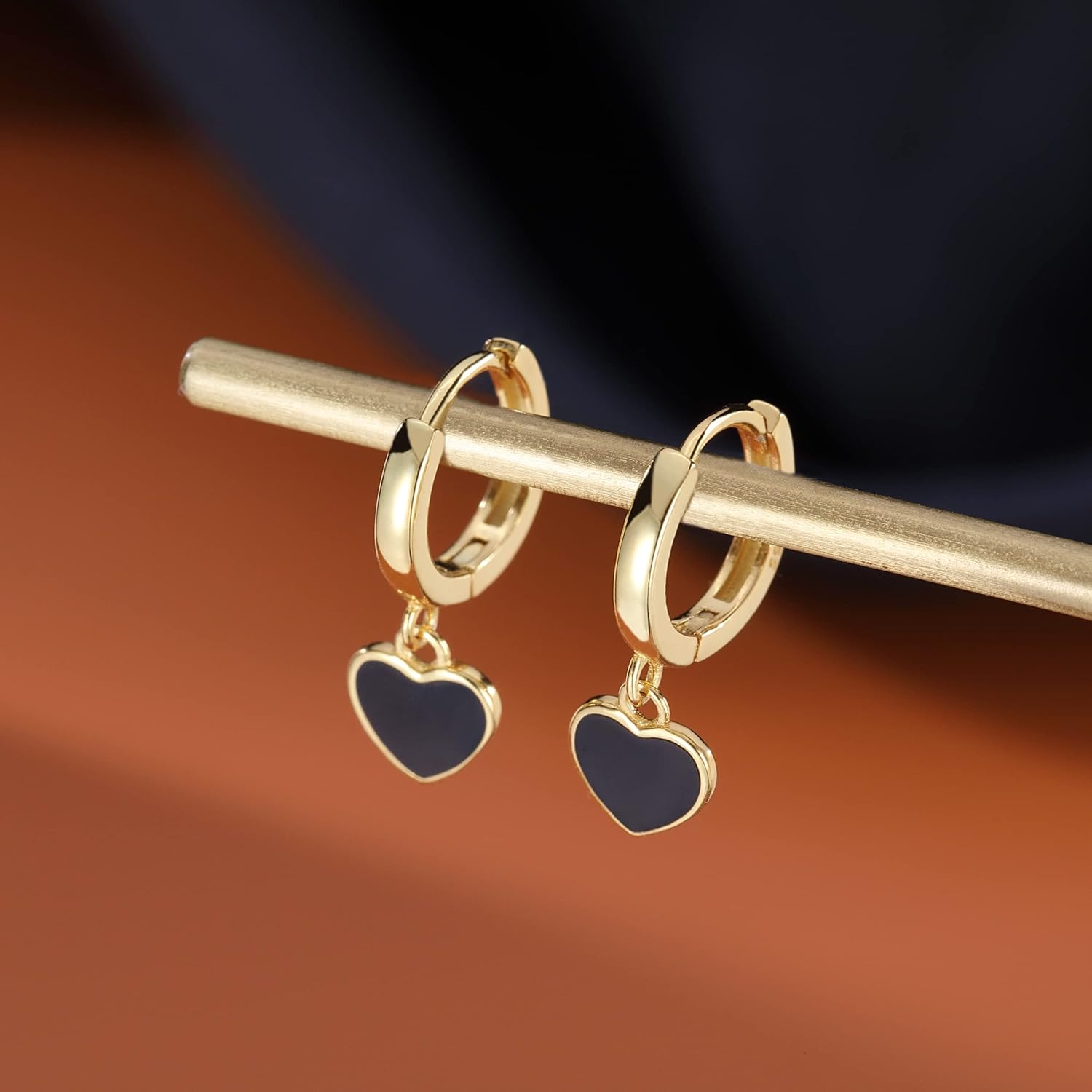 Detalle de SLUYNZ Sterling Silver Black Heart Hoop Earrings – 925 Silver, Hypoallergenic, Gift-Ready