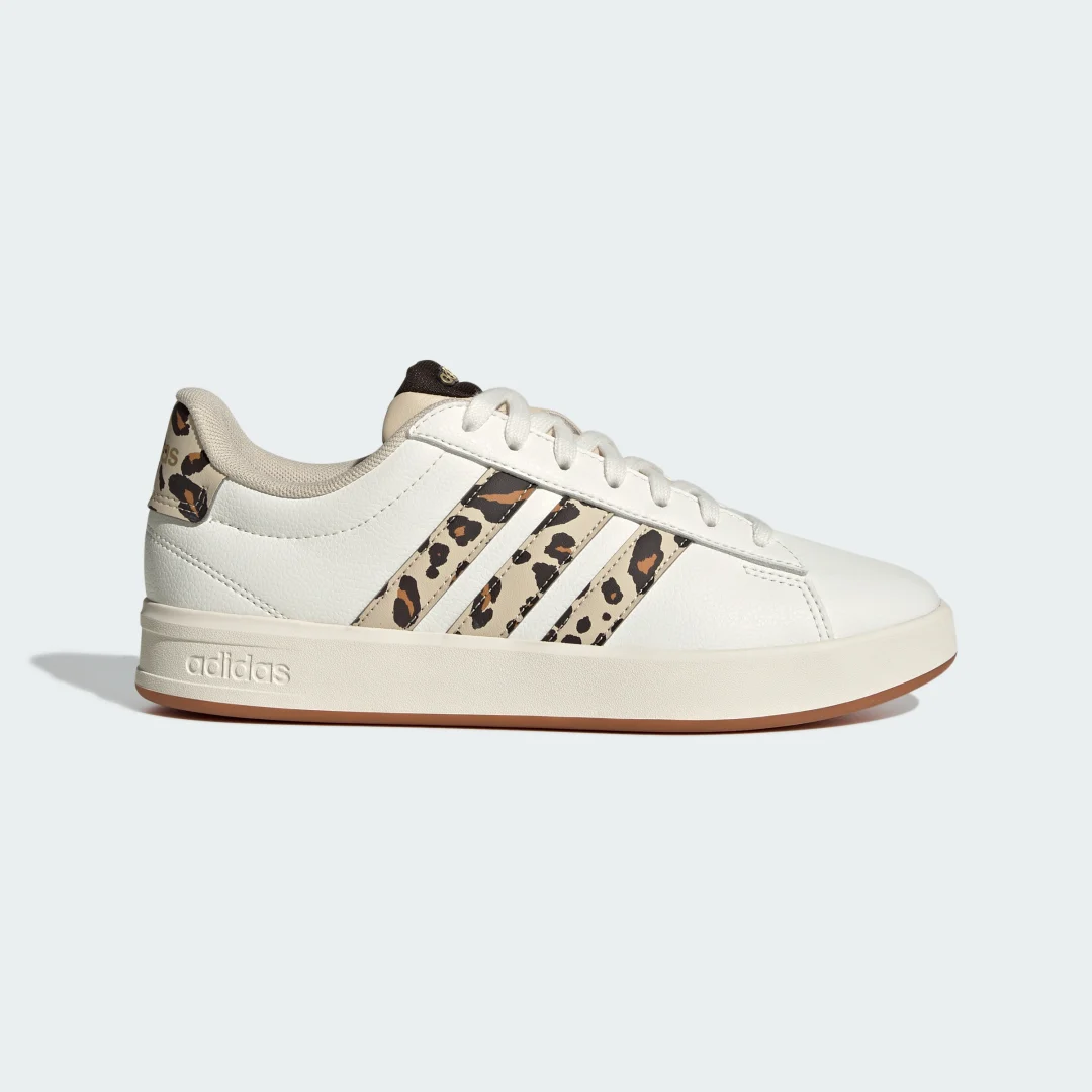 Detalle de ZAPATILLA GRAND COURT 3.0 de Adidas: estilo clásico en beige para el día a día