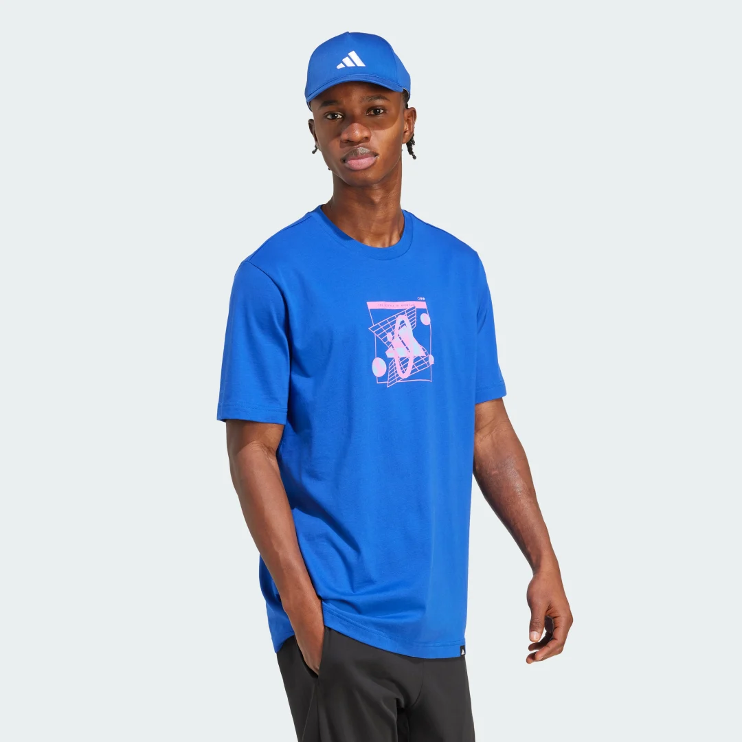 Detalle de Adidas camiseta retro azul con diseño futurista