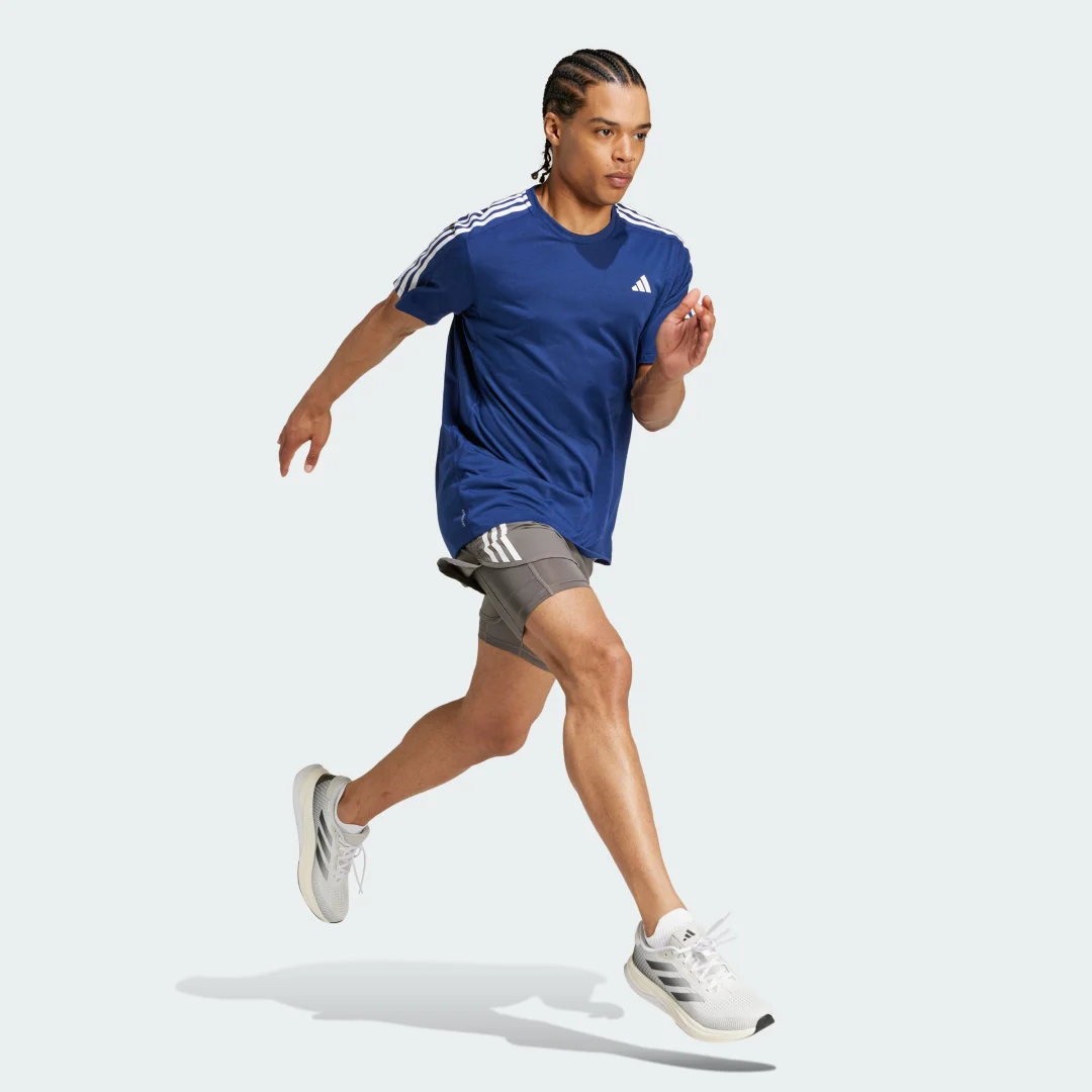 Detalle de Camiseta Own the Run 3 bandas de Adidas — azul, para entrenamiento diario