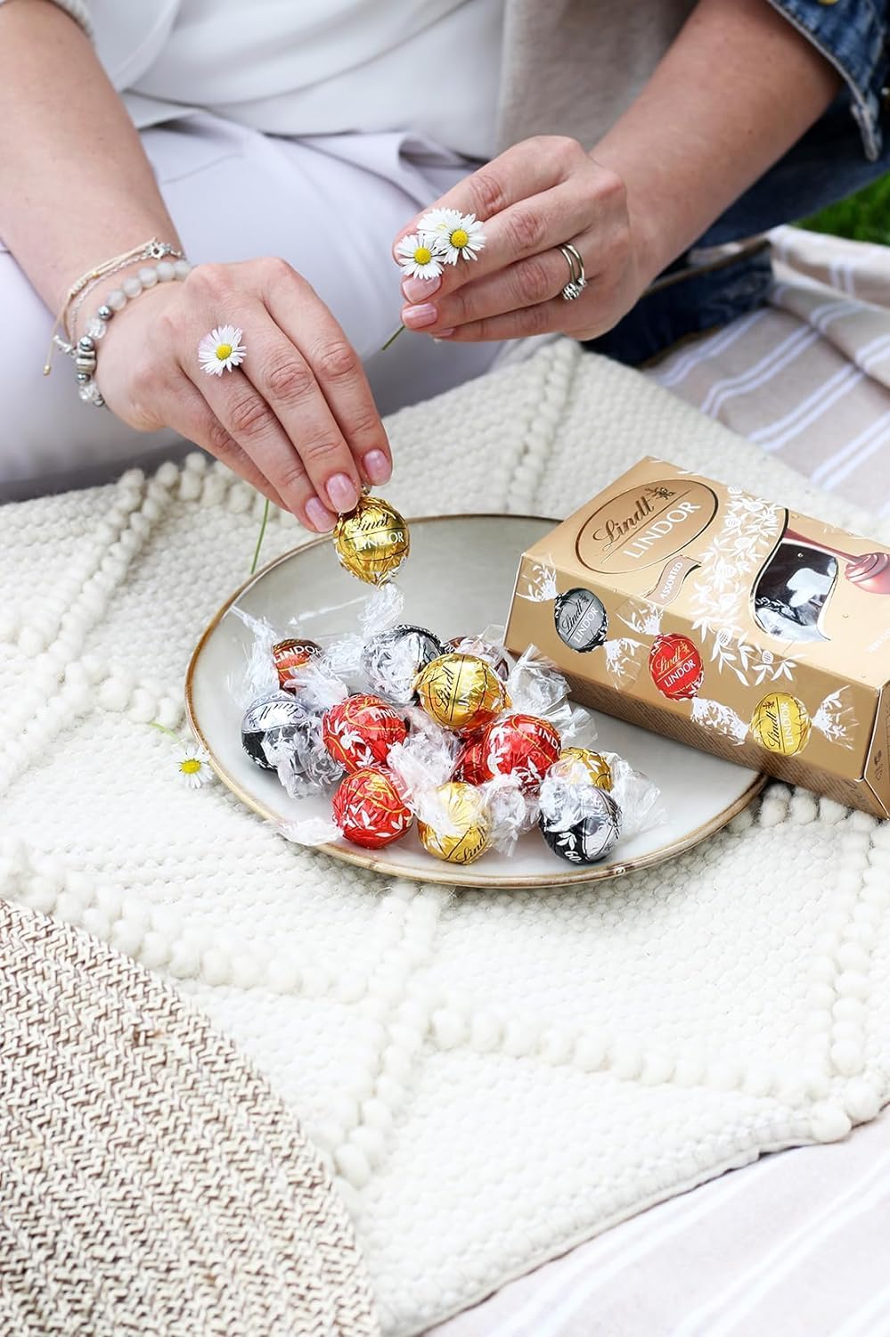 Detalle 2 de Lindt LINDOR SURTIDO CORNET: Delicias de chocolate para compartir 🍫