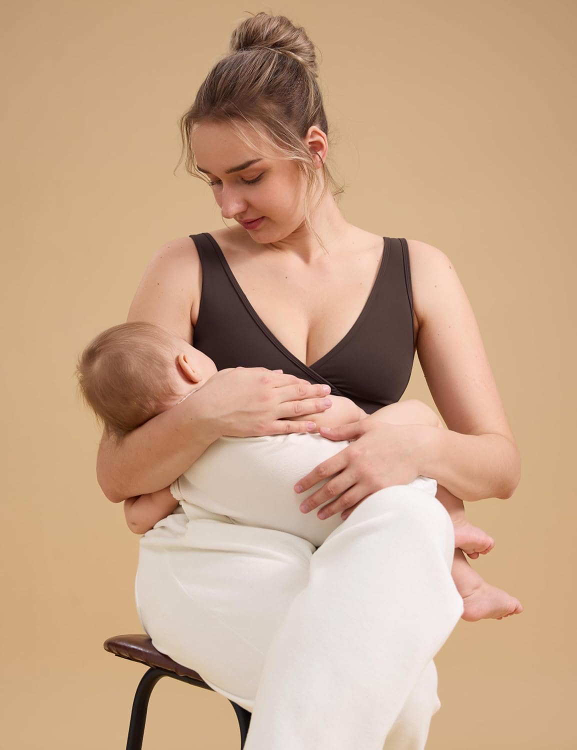 Detalle 2 de CRZ YOGA Butterluxe Maternity Nursing Sleep Bra – Wireless Comfort for Pregnancy and Postpartum