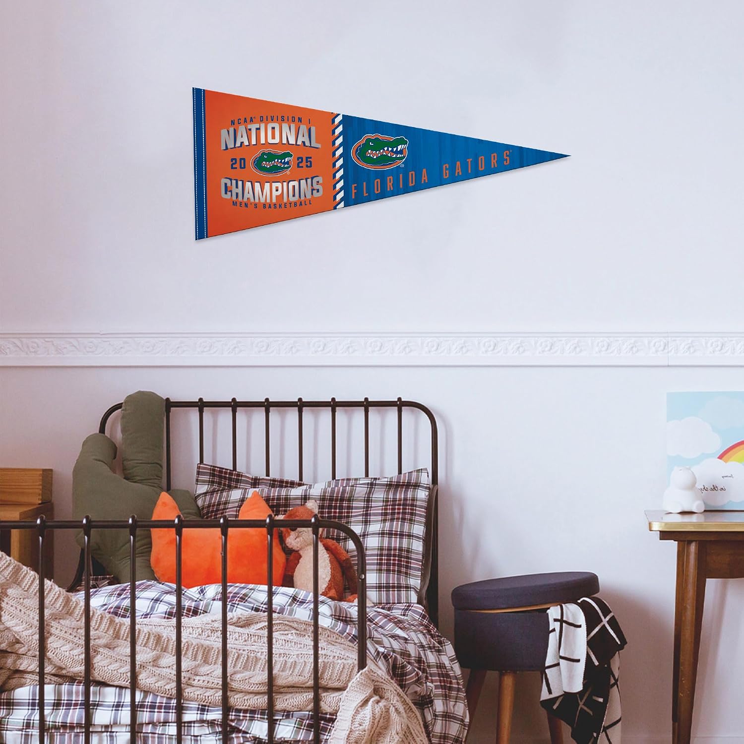 Detalle 2 de Rico Industries NCAA UCLA Bruins 12" x 30" Felt Wall Décor Pennant