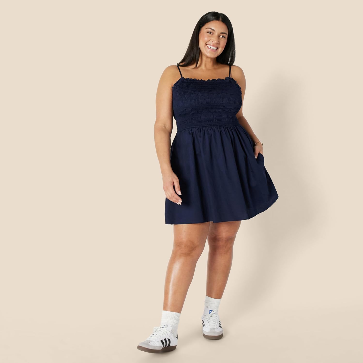 Thumbnail 5 de Amazon Essentials women’s regular-fit cotton sateen smocked bodice floral short dress