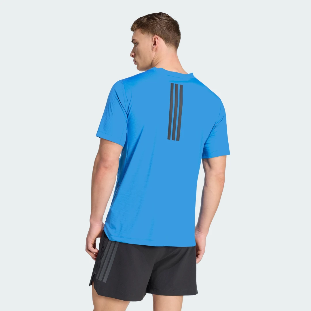 Detalle de Camiseta D4T PrimeLift 3 Stripes de Adidas: comodidad y rendimiento en azul