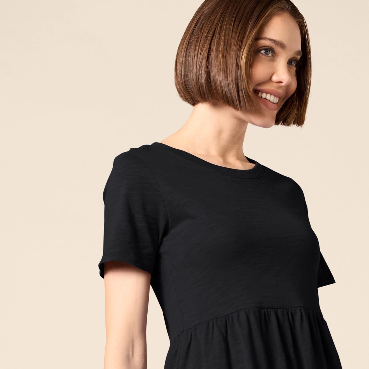 Thumbnail 3 de Amazon Essentials Damen Kurzärmliges, gestuftes Kleid mit Rundhalsausschnitt – Alltagskomfort aus 100% Baumwolle