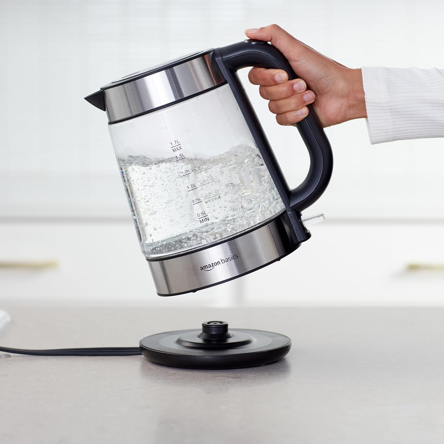 Detalle 2 de Amazon Basics Elektrischer Wasserkocher aus Glas, 1,7 l, 2200 W – zuverlässig und flexibel