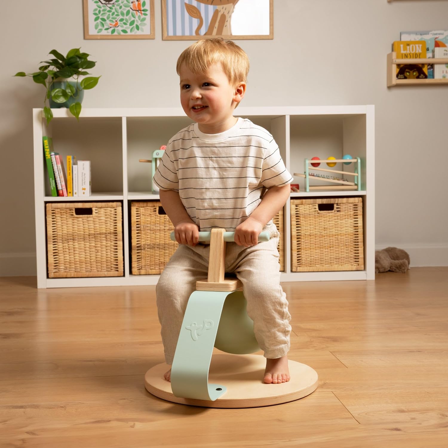 Detalle 2 de TP Toys Active Tots Wooden Toddler Bouncer: durable FSC wooden jumper for 12+ months