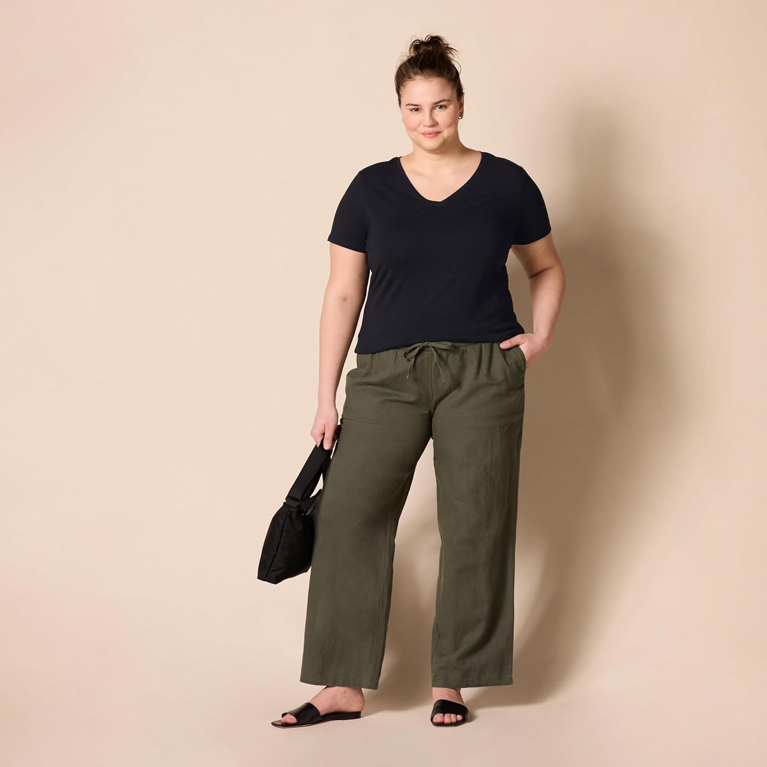Thumbnail 2 de Amazon Essentials Women's Plus Size Short-Sleeve V-Neck T-Shirt (Multipack)