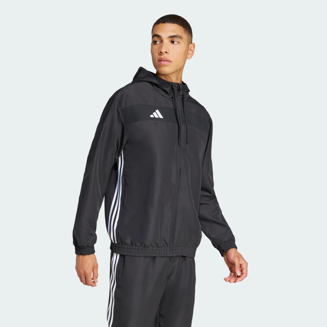 Detalle de Chaqueta con capucha Tiro 25 Essentials Woven de Adidas – Negro