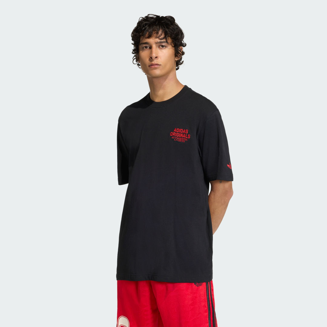 Detalle de Camiseta de Inspiración Universitaria GFX de Adidas – Negro